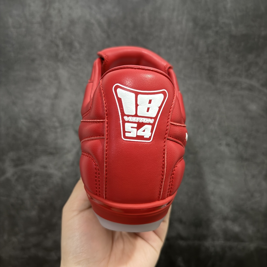 图片[4]-【X1礼盒版】Louis Vuitton 2025 LV Footprint 情侣同款球鞋 市面最新版本 佛山高端品质 第一时间订入zp开发每个拼色的材质都是原版独家定制,与正品一致 做到对版对色大底开模高弹力环保发泡底 模具费都高达几十万 原版头层皮鞋面 压花都是按正品一比一打造开发 不偷半点料 不掺半点假 细节原版一致 可对比 全包套原版包装配件 最新包装大礼盒!! 目前市面一梯队级别 市场太杂请注意混卖版本 可区别材料 版型 质感 包装配件 一切肉眼可见的细节 法国巴黎百年奢侈品牌LV路易威登Louis Vuitton 尺码： 39 40 41 42 43 44 45 46-选品中心