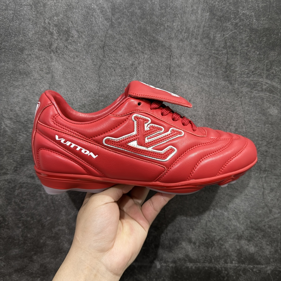 【X1礼盒版】Louis Vuitton 2025 LV Footprint 情侣同款球鞋 市面最新版本 佛山高端品质 第一时间订入zp开发每个拼色的材质都是原版独家定制,与正品一致 做到对版对色大底开模高弹力环保发泡底 模具费都高达几十万 原版头层皮鞋面 压花都是按正品一比一打造开发 不偷半点料 不掺半点假 细节原版一致 可对比 全包套原版包装配件 最新包装大礼盒!! 目前市面一梯队级别 市场太杂请注意混卖版本 可区别材料 版型 质感 包装配件 一切肉眼可见的细节 法国巴黎百年奢侈品牌LV路易威登Louis Vuitton 尺码: 39 40 41 42 43 44 45 46-选品中心