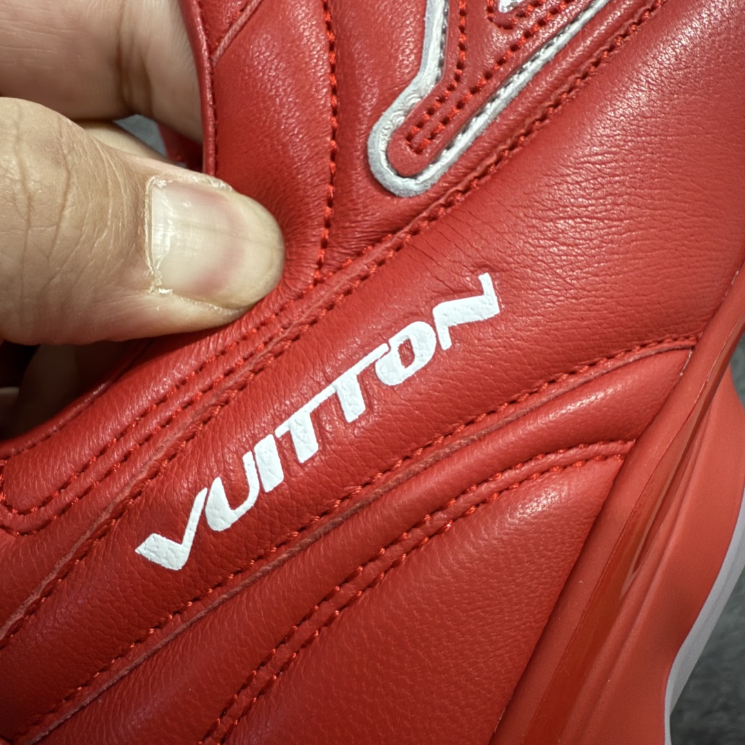 图片[3]-【X1礼盒版】Louis Vuitton 2025 LV Footprint 情侣同款球鞋 市面最新版本 佛山高端品质 第一时间订入zp开发每个拼色的材质都是原版独家定制,与正品一致 做到对版对色大底开模高弹力环保发泡底 模具费都高达几十万 原版头层皮鞋面 压花都是按正品一比一打造开发 不偷半点料 不掺半点假 细节原版一致 可对比 全包套原版包装配件 最新包装大礼盒!! 目前市面一梯队级别 市场太杂请注意混卖版本 可区别材料 版型 质感 包装配件 一切肉眼可见的细节 法国巴黎百年奢侈品牌LV路易威登Louis Vuitton 尺码： 39 40 41 42 43 44 45 46-选品中心