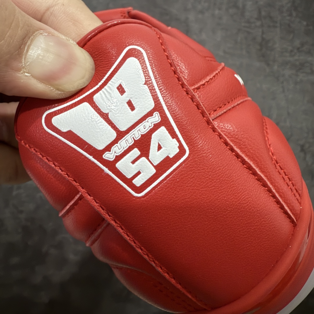 图片[2]-【X1礼盒版】Louis Vuitton 2025 LV Footprint 情侣同款球鞋 市面最新版本 佛山高端品质 第一时间订入zp开发每个拼色的材质都是原版独家定制,与正品一致 做到对版对色大底开模高弹力环保发泡底 模具费都高达几十万 原版头层皮鞋面 压花都是按正品一比一打造开发 不偷半点料 不掺半点假 细节原版一致 可对比 全包套原版包装配件 最新包装大礼盒!! 目前市面一梯队级别 市场太杂请注意混卖版本 可区别材料 版型 质感 包装配件 一切肉眼可见的细节 法国巴黎百年奢侈品牌LV路易威登Louis Vuitton 尺码： 39 40 41 42 43 44 45 46-选品中心