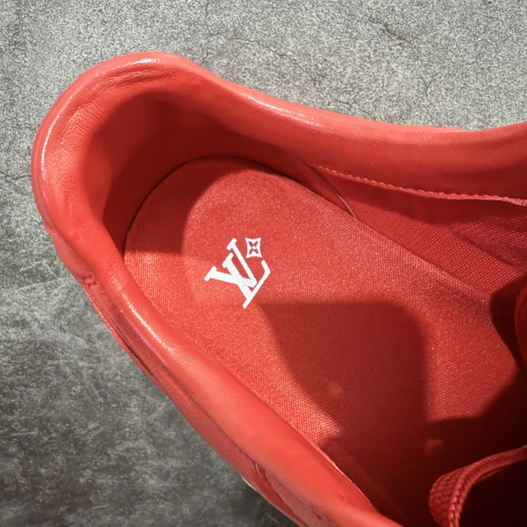 图片[9]-【X1礼盒版】Louis Vuitton 2025 LV Footprint 情侣同款球鞋 市面最新版本 佛山高端品质 第一时间订入zp开发每个拼色的材质都是原版独家定制,与正品一致 做到对版对色大底开模高弹力环保发泡底 模具费都高达几十万 原版头层皮鞋面 压花都是按正品一比一打造开发 不偷半点料 不掺半点假 细节原版一致 可对比 全包套原版包装配件 最新包装大礼盒!! 目前市面一梯队级别 市场太杂请注意混卖版本 可区别材料 版型 质感 包装配件 一切肉眼可见的细节 法国巴黎百年奢侈品牌LV路易威登Louis Vuitton 尺码： 39 40 41 42 43 44 45 46-选品中心