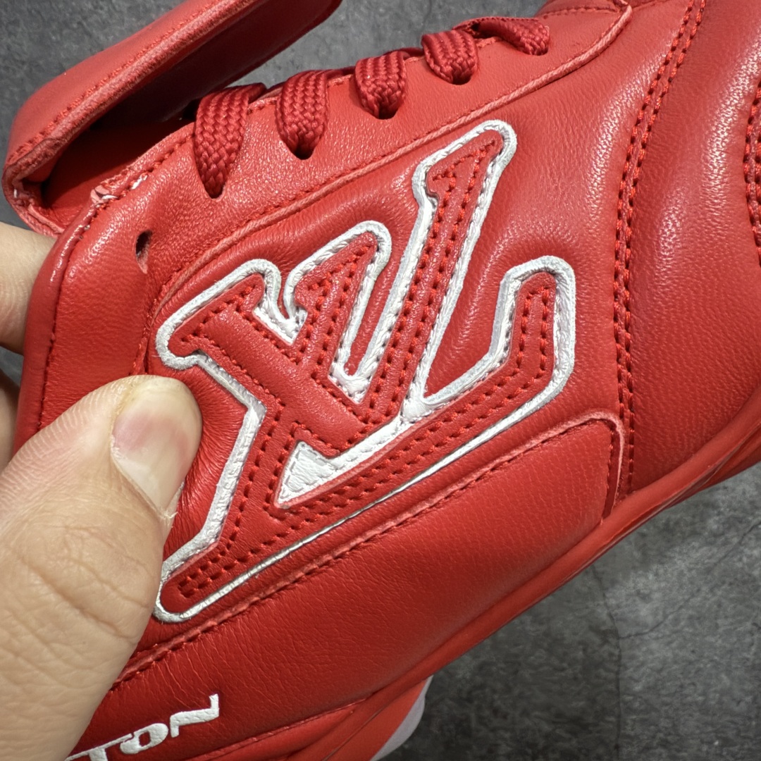 图片[4]-【X1礼盒版】Louis Vuitton 2025 LV Footprint 情侣同款球鞋 市面最新版本 佛山高端品质 第一时间订入zp开发每个拼色的材质都是原版独家定制,与正品一致 做到对版对色大底开模高弹力环保发泡底 模具费都高达几十万 原版头层皮鞋面 压花都是按正品一比一打造开发 不偷半点料 不掺半点假 细节原版一致 可对比 全包套原版包装配件 最新包装大礼盒!! 目前市面一梯队级别 市场太杂请注意混卖版本 可区别材料 版型 质感 包装配件 一切肉眼可见的细节 法国巴黎百年奢侈品牌LV路易威登Louis Vuitton 尺码： 39 40 41 42 43 44 45 46-选品中心