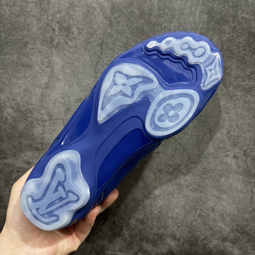 图片[9]-【X1礼盒版】Louis Vuitton 2025 LV Footprint 情侣同款球鞋 市面最新版本 佛山高端品质 第一时间订入zp开发每个拼色的材质都是原版独家定制,与正品一致 做到对版对色大底开模高弹力环保发泡底 模具费都高达几十万 原版头层皮鞋面 压花都是按正品一比一打造开发 不偷半点料 不掺半点假 细节原版一致 可对比 全包套原版包装配件 最新包装大礼盒!! 目前市面一梯队级别 市场太杂请注意混卖版本 可区别材料 版型 质感 包装配件 一切肉眼可见的细节 法国巴黎百年奢侈品牌LV路易威登Louis Vuitton 尺码： 39 40 41 42 43 44 45 46-选品中心