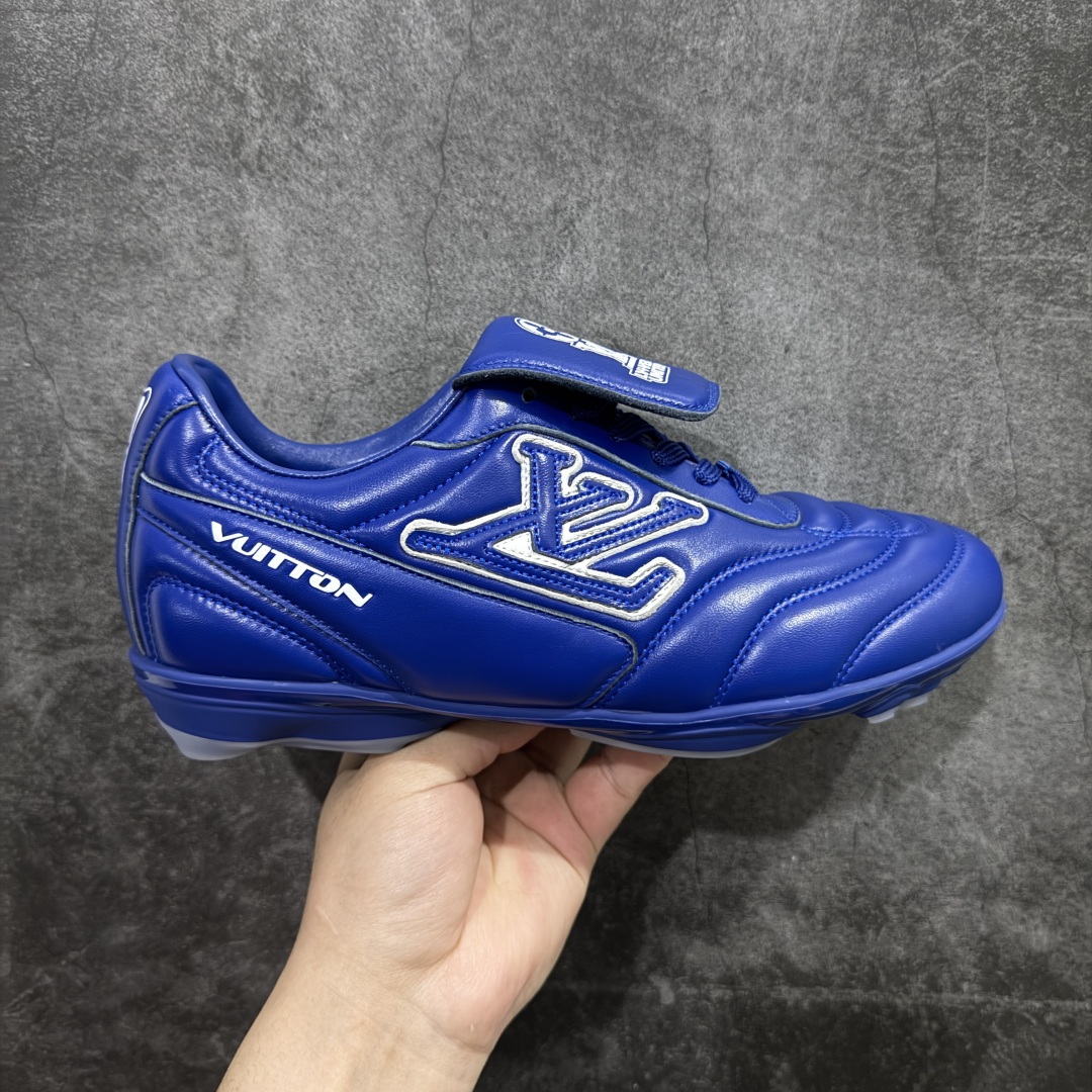 【X1礼盒版】Louis Vuitton 2025 LV Footprint 情侣同款球鞋 市面最新版本 佛山高端品质 第一时间订入zp开发每个拼色的材质都是原版独家定制,与正品一致 做到对版对色大底开模高弹力环保发泡底 模具费都高达几十万 原版头层皮鞋面 压花都是按正品一比一打造开发 不偷半点料 不掺半点假 细节原版一致 可对比 全包套原版包装配件 最新包装大礼盒!! 目前市面一梯队级别 市场太杂请注意混卖版本 可区别材料 版型 质感 包装配件 一切肉眼可见的细节 法国巴黎百年奢侈品牌LV路易威登Louis Vuitton 尺码: 39 40 41 42 43 44 45 46-选品中心