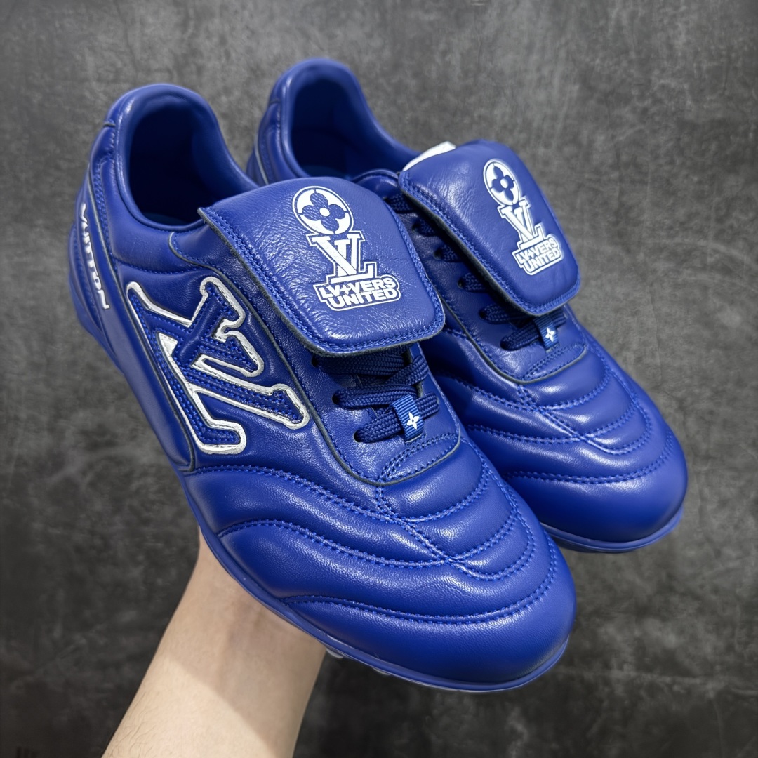 【X1礼盒版】Louis Vuitton 2025 LV Footprint 情侣同款球鞋 市面最新版本 佛山高端品质 第一时间订入zp开发每个拼色的材质都是原版独家定制,与正品一致 做到对版对色大底开模高弹力环保发泡底 模具费都高达几十万 原版头层皮鞋面 压花都是按正品一比一打造开发 不偷半点料 不掺半点假 细节原版一致 可对比 全包套原版包装配件 最新包装大礼盒!! 目前市面一梯队级别 市场太杂请注意混卖版本 可区别材料 版型 质感 包装配件 一切肉眼可见的细节 法国巴黎百年奢侈品牌LV路易威登Louis Vuitton 尺码: 39 40 41 42 43 44 45 46-选品中心