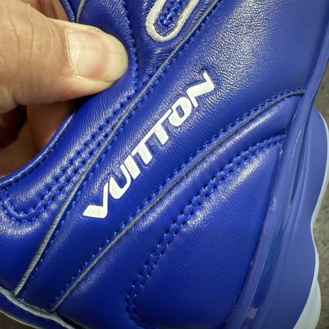 图片[3]-【X1礼盒版】Louis Vuitton 2025 LV Footprint 情侣同款球鞋 市面最新版本 佛山高端品质 第一时间订入zp开发每个拼色的材质都是原版独家定制,与正品一致 做到对版对色大底开模高弹力环保发泡底 模具费都高达几十万 原版头层皮鞋面 压花都是按正品一比一打造开发 不偷半点料 不掺半点假 细节原版一致 可对比 全包套原版包装配件 最新包装大礼盒!! 目前市面一梯队级别 市场太杂请注意混卖版本 可区别材料 版型 质感 包装配件 一切肉眼可见的细节 法国巴黎百年奢侈品牌LV路易威登Louis Vuitton 尺码： 39 40 41 42 43 44 45 46-选品中心