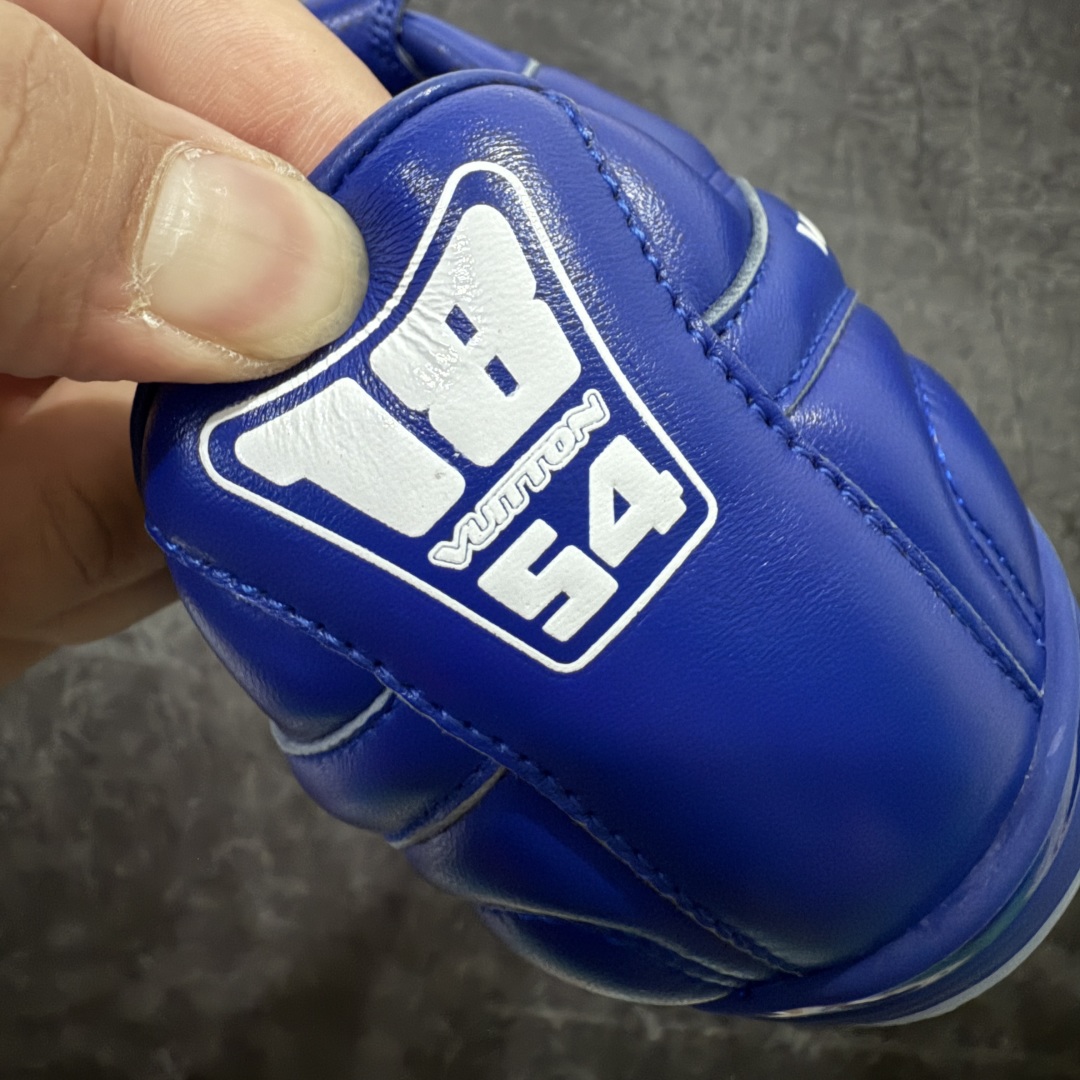 图片[2]-【X1礼盒版】Louis Vuitton 2025 LV Footprint 情侣同款球鞋 市面最新版本 佛山高端品质 第一时间订入zp开发每个拼色的材质都是原版独家定制,与正品一致 做到对版对色大底开模高弹力环保发泡底 模具费都高达几十万 原版头层皮鞋面 压花都是按正品一比一打造开发 不偷半点料 不掺半点假 细节原版一致 可对比 全包套原版包装配件 最新包装大礼盒!! 目前市面一梯队级别 市场太杂请注意混卖版本 可区别材料 版型 质感 包装配件 一切肉眼可见的细节 法国巴黎百年奢侈品牌LV路易威登Louis Vuitton 尺码： 39 40 41 42 43 44 45 46-选品中心