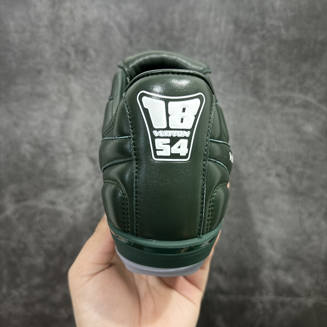 图片[4]-【X1礼盒版】Louis Vuitton 2025 LV Footprint 情侣同款球鞋 市面最新版本 佛山高端品质 第一时间订入zp开发每个拼色的材质都是原版独家定制,与正品一致 做到对版对色大底开模高弹力环保发泡底 模具费都高达几十万 原版头层皮鞋面 压花都是按正品一比一打造开发 不偷半点料 不掺半点假 细节原版一致 可对比 全包套原版包装配件 最新包装大礼盒!! 目前市面一梯队级别 市场太杂请注意混卖版本 可区别材料 版型 质感 包装配件 一切肉眼可见的细节 法国巴黎百年奢侈品牌LV路易威登Louis Vuitton 尺码： 39 40 41 42 43 44 45 46-选品中心