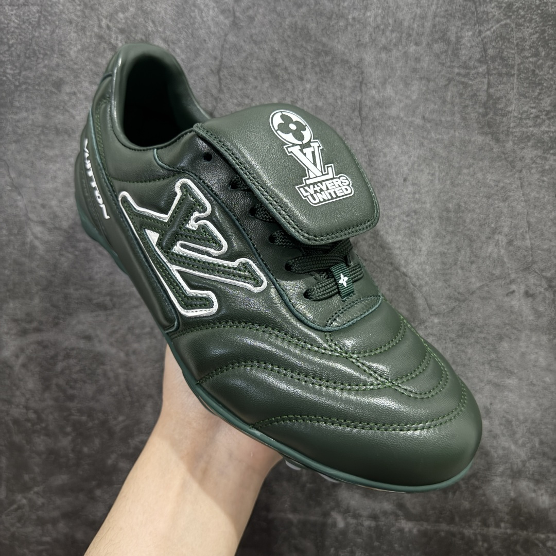 图片[3]-【X1礼盒版】Louis Vuitton 2025 LV Footprint 情侣同款球鞋 市面最新版本 佛山高端品质 第一时间订入zp开发每个拼色的材质都是原版独家定制,与正品一致 做到对版对色大底开模高弹力环保发泡底 模具费都高达几十万 原版头层皮鞋面 压花都是按正品一比一打造开发 不偷半点料 不掺半点假 细节原版一致 可对比 全包套原版包装配件 最新包装大礼盒!! 目前市面一梯队级别 市场太杂请注意混卖版本 可区别材料 版型 质感 包装配件 一切肉眼可见的细节 法国巴黎百年奢侈品牌LV路易威登Louis Vuitton 尺码： 39 40 41 42 43 44 45 46-选品中心