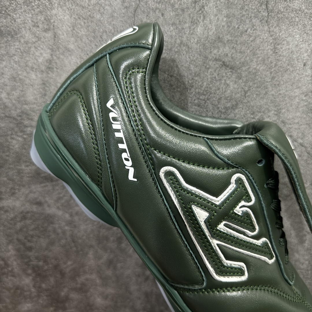 图片[7]-【X1礼盒版】Louis Vuitton 2025 LV Footprint 情侣同款球鞋 市面最新版本 佛山高端品质 第一时间订入zp开发每个拼色的材质都是原版独家定制,与正品一致 做到对版对色大底开模高弹力环保发泡底 模具费都高达几十万 原版头层皮鞋面 压花都是按正品一比一打造开发 不偷半点料 不掺半点假 细节原版一致 可对比 全包套原版包装配件 最新包装大礼盒!! 目前市面一梯队级别 市场太杂请注意混卖版本 可区别材料 版型 质感 包装配件 一切肉眼可见的细节 法国巴黎百年奢侈品牌LV路易威登Louis Vuitton 尺码： 39 40 41 42 43 44 45 46-选品中心