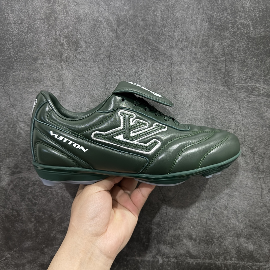 【X1礼盒版】Louis Vuitton 2025 LV Footprint 情侣同款球鞋 市面最新版本 佛山高端品质 第一时间订入zp开发每个拼色的材质都是原版独家定制,与正品一致 做到对版对色大底开模高弹力环保发泡底 模具费都高达几十万 原版头层皮鞋面 压花都是按正品一比一打造开发 不偷半点料 不掺半点假 细节原版一致 可对比 全包套原版包装配件 最新包装大礼盒!! 目前市面一梯队级别 市场太杂请注意混卖版本 可区别材料 版型 质感 包装配件 一切肉眼可见的细节 法国巴黎百年奢侈品牌LV路易威登Louis Vuitton 尺码: 39 40 41 42 43 44 45 46-选品中心