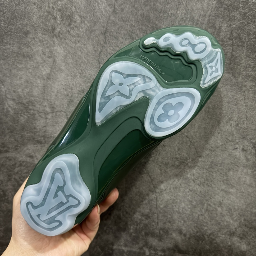 图片[9]-【X1礼盒版】Louis Vuitton 2025 LV Footprint 情侣同款球鞋 市面最新版本 佛山高端品质 第一时间订入zp开发每个拼色的材质都是原版独家定制,与正品一致 做到对版对色大底开模高弹力环保发泡底 模具费都高达几十万 原版头层皮鞋面 压花都是按正品一比一打造开发 不偷半点料 不掺半点假 细节原版一致 可对比 全包套原版包装配件 最新包装大礼盒!! 目前市面一梯队级别 市场太杂请注意混卖版本 可区别材料 版型 质感 包装配件 一切肉眼可见的细节 法国巴黎百年奢侈品牌LV路易威登Louis Vuitton 尺码： 39 40 41 42 43 44 45 46-选品中心