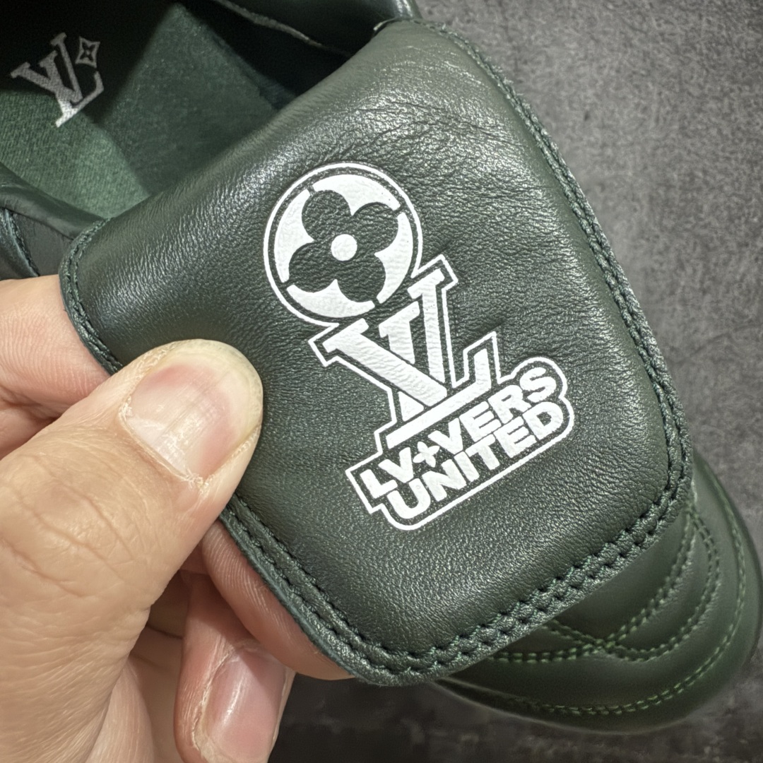 图片[6]-【X1礼盒版】Louis Vuitton 2025 LV Footprint 情侣同款球鞋 市面最新版本 佛山高端品质 第一时间订入zp开发每个拼色的材质都是原版独家定制,与正品一致 做到对版对色大底开模高弹力环保发泡底 模具费都高达几十万 原版头层皮鞋面 压花都是按正品一比一打造开发 不偷半点料 不掺半点假 细节原版一致 可对比 全包套原版包装配件 最新包装大礼盒!! 目前市面一梯队级别 市场太杂请注意混卖版本 可区别材料 版型 质感 包装配件 一切肉眼可见的细节 法国巴黎百年奢侈品牌LV路易威登Louis Vuitton 尺码： 39 40 41 42 43 44 45 46-选品中心