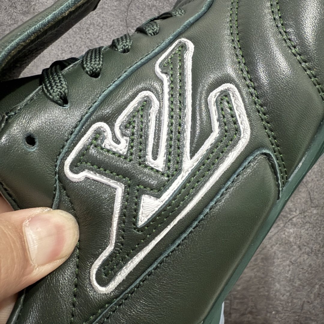 图片[4]-【X1礼盒版】Louis Vuitton 2025 LV Footprint 情侣同款球鞋 市面最新版本 佛山高端品质 第一时间订入zp开发每个拼色的材质都是原版独家定制,与正品一致 做到对版对色大底开模高弹力环保发泡底 模具费都高达几十万 原版头层皮鞋面 压花都是按正品一比一打造开发 不偷半点料 不掺半点假 细节原版一致 可对比 全包套原版包装配件 最新包装大礼盒!! 目前市面一梯队级别 市场太杂请注意混卖版本 可区别材料 版型 质感 包装配件 一切肉眼可见的细节 法国巴黎百年奢侈品牌LV路易威登Louis Vuitton 尺码： 39 40 41 42 43 44 45 46-选品中心