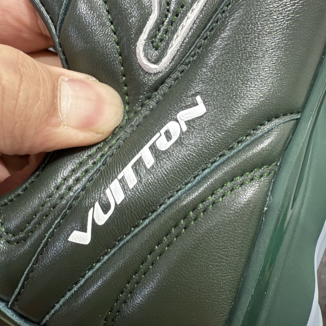 图片[3]-【X1礼盒版】Louis Vuitton 2025 LV Footprint 情侣同款球鞋 市面最新版本 佛山高端品质 第一时间订入zp开发每个拼色的材质都是原版独家定制,与正品一致 做到对版对色大底开模高弹力环保发泡底 模具费都高达几十万 原版头层皮鞋面 压花都是按正品一比一打造开发 不偷半点料 不掺半点假 细节原版一致 可对比 全包套原版包装配件 最新包装大礼盒!! 目前市面一梯队级别 市场太杂请注意混卖版本 可区别材料 版型 质感 包装配件 一切肉眼可见的细节 法国巴黎百年奢侈品牌LV路易威登Louis Vuitton 尺码： 39 40 41 42 43 44 45 46-选品中心