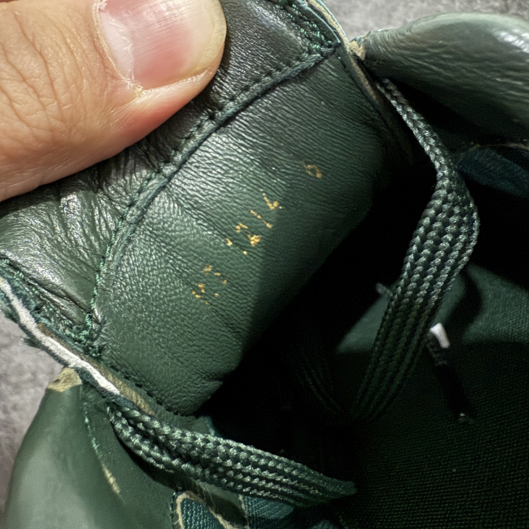 图片[8]-【X1礼盒版】Louis Vuitton 2025 LV Footprint 情侣同款球鞋 市面最新版本 佛山高端品质 第一时间订入zp开发每个拼色的材质都是原版独家定制,与正品一致 做到对版对色大底开模高弹力环保发泡底 模具费都高达几十万 原版头层皮鞋面 压花都是按正品一比一打造开发 不偷半点料 不掺半点假 细节原版一致 可对比 全包套原版包装配件 最新包装大礼盒!! 目前市面一梯队级别 市场太杂请注意混卖版本 可区别材料 版型 质感 包装配件 一切肉眼可见的细节 法国巴黎百年奢侈品牌LV路易威登Louis Vuitton 尺码： 39 40 41 42 43 44 45 46-选品中心