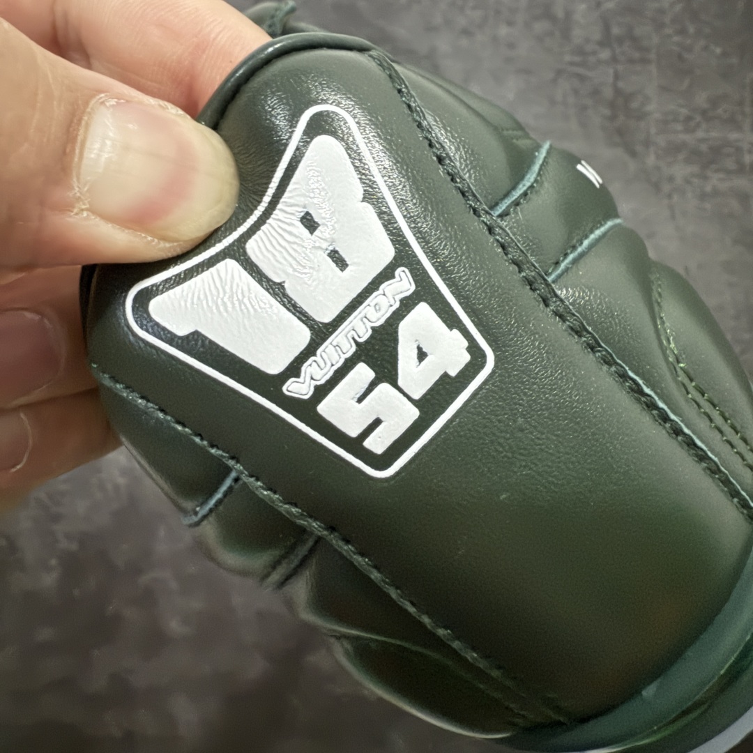 图片[2]-【X1礼盒版】Louis Vuitton 2025 LV Footprint 情侣同款球鞋 市面最新版本 佛山高端品质 第一时间订入zp开发每个拼色的材质都是原版独家定制,与正品一致 做到对版对色大底开模高弹力环保发泡底 模具费都高达几十万 原版头层皮鞋面 压花都是按正品一比一打造开发 不偷半点料 不掺半点假 细节原版一致 可对比 全包套原版包装配件 最新包装大礼盒!! 目前市面一梯队级别 市场太杂请注意混卖版本 可区别材料 版型 质感 包装配件 一切肉眼可见的细节 法国巴黎百年奢侈品牌LV路易威登Louis Vuitton 尺码： 39 40 41 42 43 44 45 46-选品中心