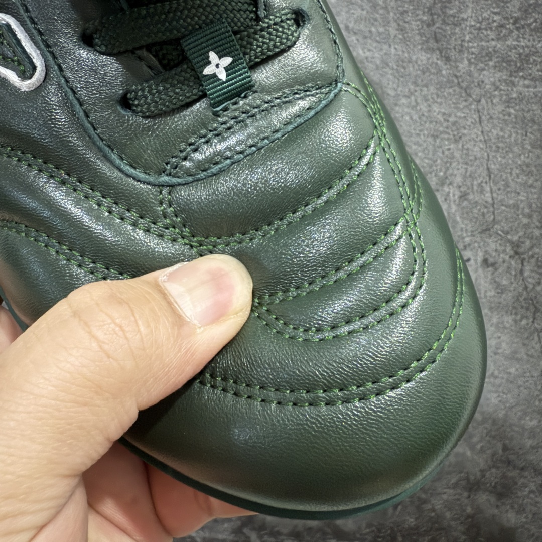 图片[5]-【X1礼盒版】Louis Vuitton 2025 LV Footprint 情侣同款球鞋 市面最新版本 佛山高端品质 第一时间订入zp开发每个拼色的材质都是原版独家定制,与正品一致 做到对版对色大底开模高弹力环保发泡底 模具费都高达几十万 原版头层皮鞋面 压花都是按正品一比一打造开发 不偷半点料 不掺半点假 细节原版一致 可对比 全包套原版包装配件 最新包装大礼盒!! 目前市面一梯队级别 市场太杂请注意混卖版本 可区别材料 版型 质感 包装配件 一切肉眼可见的细节 法国巴黎百年奢侈品牌LV路易威登Louis Vuitton 尺码： 39 40 41 42 43 44 45 46-选品中心