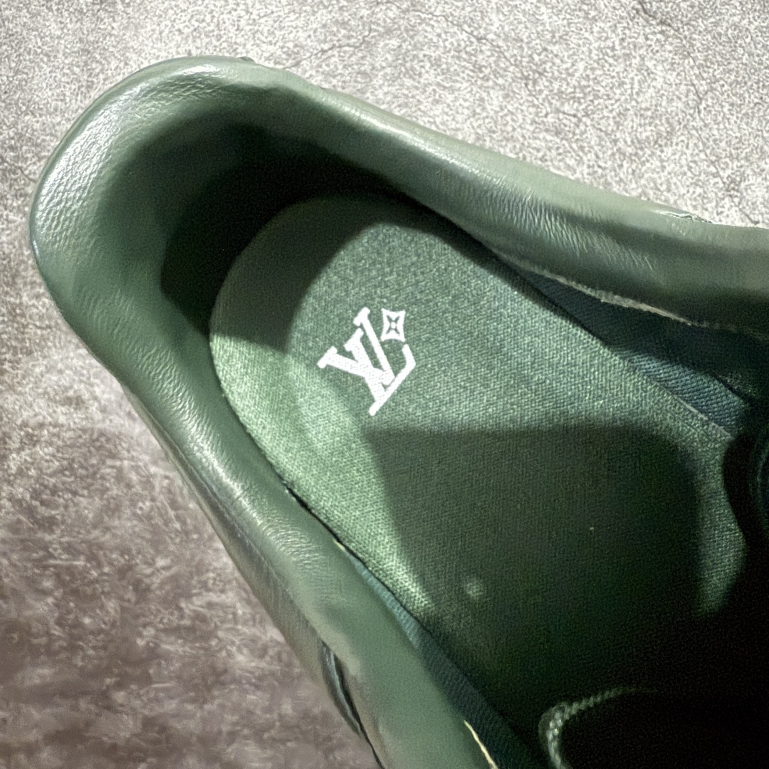 图片[9]-【X1礼盒版】Louis Vuitton 2025 LV Footprint 情侣同款球鞋 市面最新版本 佛山高端品质 第一时间订入zp开发每个拼色的材质都是原版独家定制,与正品一致 做到对版对色大底开模高弹力环保发泡底 模具费都高达几十万 原版头层皮鞋面 压花都是按正品一比一打造开发 不偷半点料 不掺半点假 细节原版一致 可对比 全包套原版包装配件 最新包装大礼盒!! 目前市面一梯队级别 市场太杂请注意混卖版本 可区别材料 版型 质感 包装配件 一切肉眼可见的细节 法国巴黎百年奢侈品牌LV路易威登Louis Vuitton 尺码： 39 40 41 42 43 44 45 46-选品中心