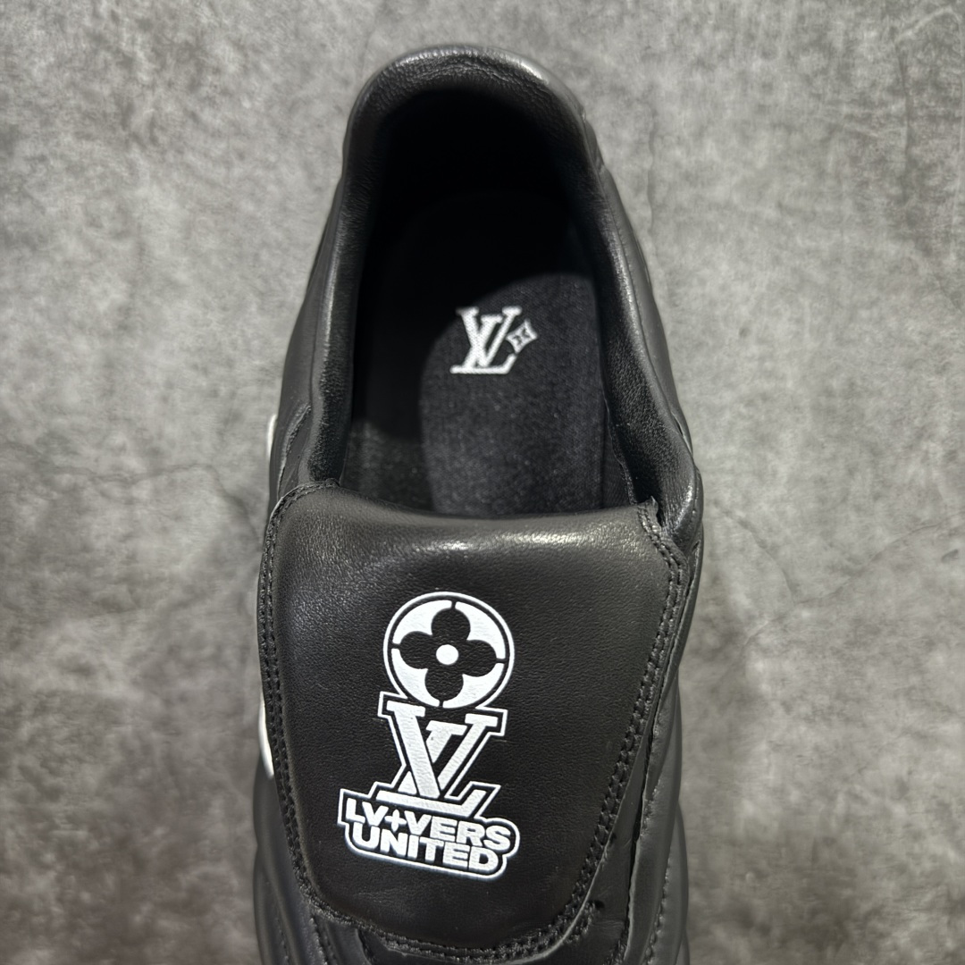 图片[8]-【X1礼盒版】Louis Vuitton 2025 LV Footprint 情侣同款球鞋 市面最新版本 佛山高端品质 第一时间订入zp开发每个拼色的材质都是原版独家定制,与正品一致 做到对版对色大底开模高弹力环保发泡底 模具费都高达几十万 原版头层皮鞋面 压花都是按正品一比一打造开发 不偷半点料 不掺半点假 细节原版一致 可对比 全包套原版包装配件 最新包装大礼盒!! 目前市面一梯队级别 市场太杂请注意混卖版本 可区别材料 版型 质感 包装配件 一切肉眼可见的细节 法国巴黎百年奢侈品牌LV路易威登Louis Vuitton 尺码： 39 40 41 42 43 44 45 46-选品中心