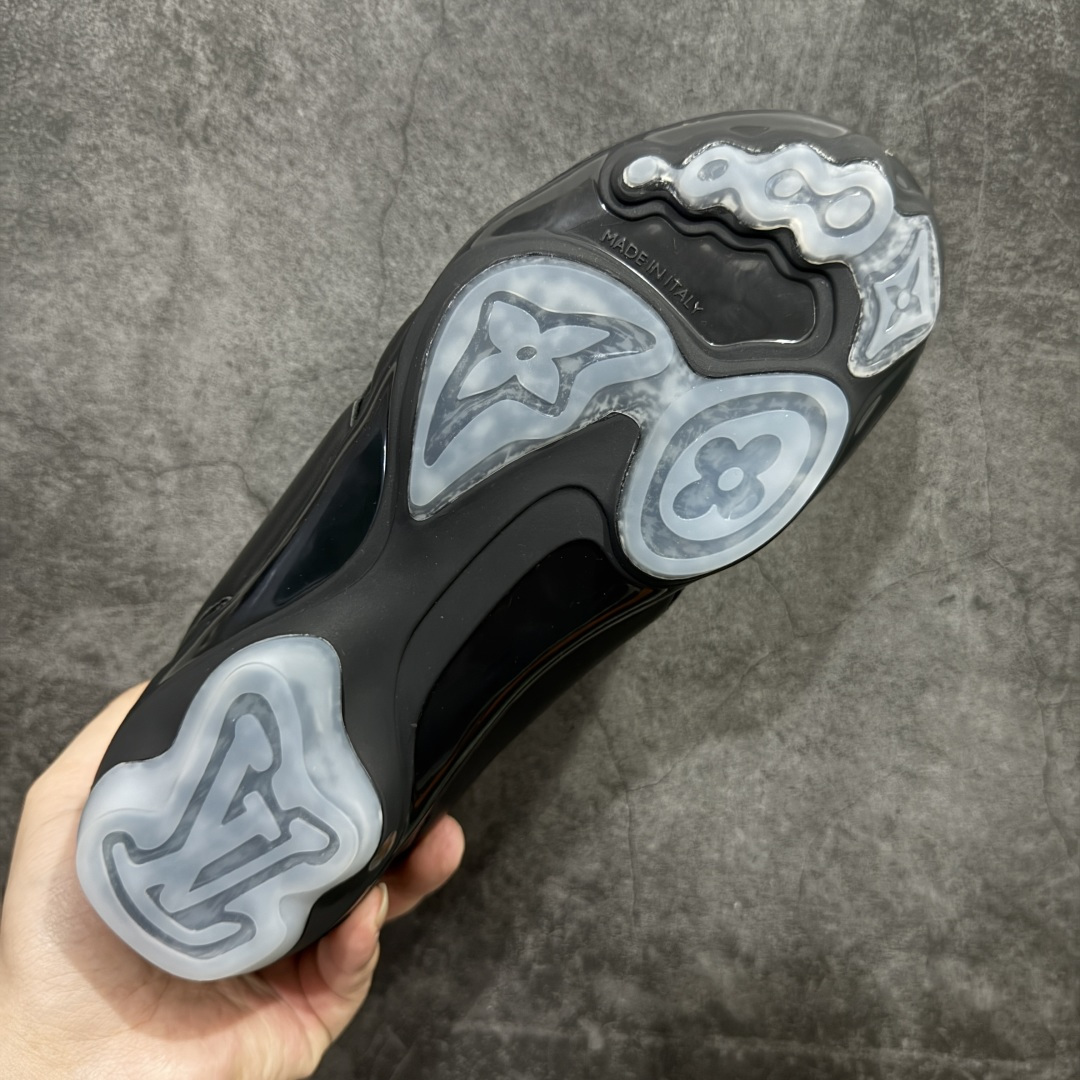 图片[9]-【X1礼盒版】Louis Vuitton 2025 LV Footprint 情侣同款球鞋 市面最新版本 佛山高端品质 第一时间订入zp开发每个拼色的材质都是原版独家定制,与正品一致 做到对版对色大底开模高弹力环保发泡底 模具费都高达几十万 原版头层皮鞋面 压花都是按正品一比一打造开发 不偷半点料 不掺半点假 细节原版一致 可对比 全包套原版包装配件 最新包装大礼盒!! 目前市面一梯队级别 市场太杂请注意混卖版本 可区别材料 版型 质感 包装配件 一切肉眼可见的细节 法国巴黎百年奢侈品牌LV路易威登Louis Vuitton 尺码： 39 40 41 42 43 44 45 46-选品中心