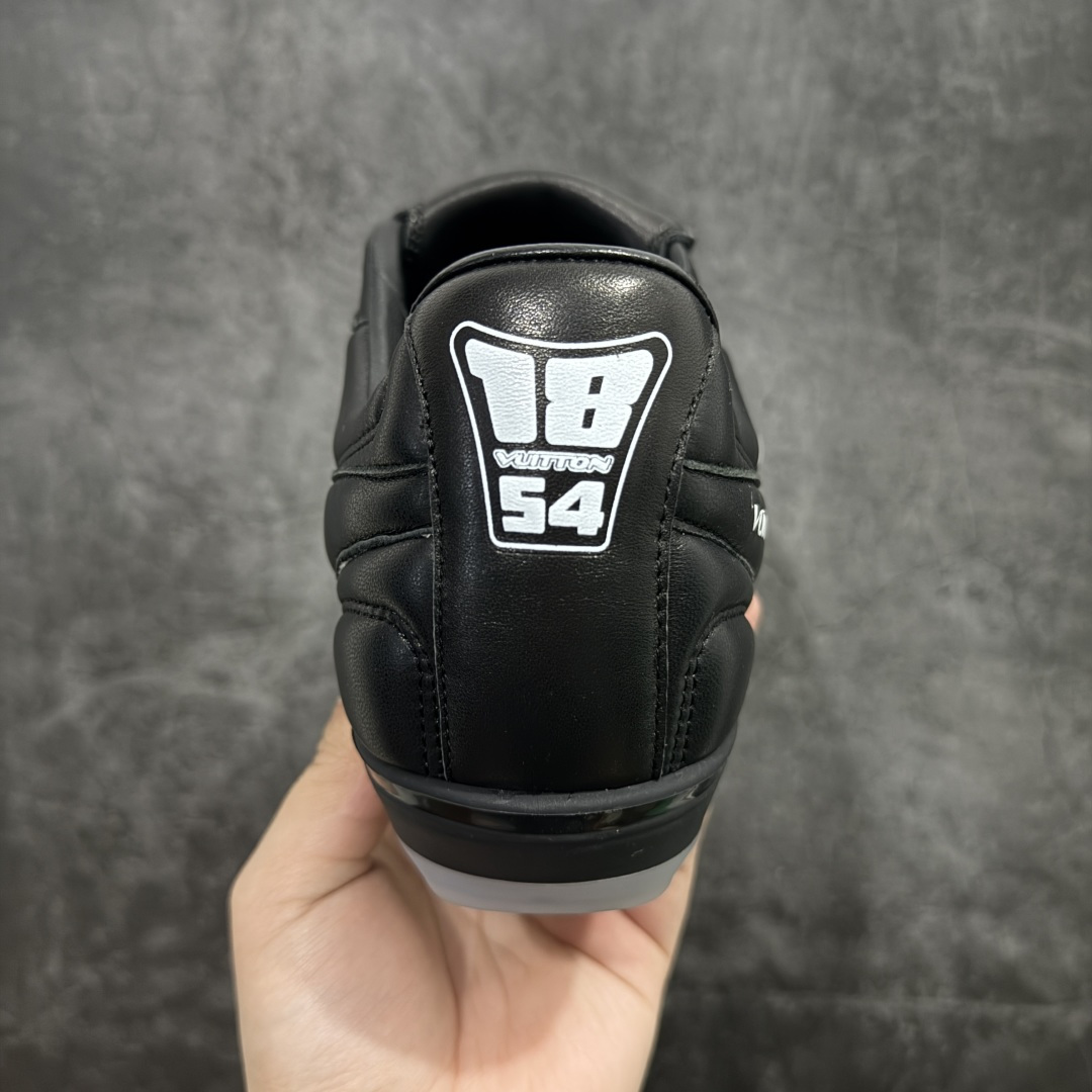 图片[4]-【X1礼盒版】Louis Vuitton 2025 LV Footprint 情侣同款球鞋 市面最新版本 佛山高端品质 第一时间订入zp开发每个拼色的材质都是原版独家定制,与正品一致 做到对版对色大底开模高弹力环保发泡底 模具费都高达几十万 原版头层皮鞋面 压花都是按正品一比一打造开发 不偷半点料 不掺半点假 细节原版一致 可对比 全包套原版包装配件 最新包装大礼盒!! 目前市面一梯队级别 市场太杂请注意混卖版本 可区别材料 版型 质感 包装配件 一切肉眼可见的细节 法国巴黎百年奢侈品牌LV路易威登Louis Vuitton 尺码： 39 40 41 42 43 44 45 46-选品中心