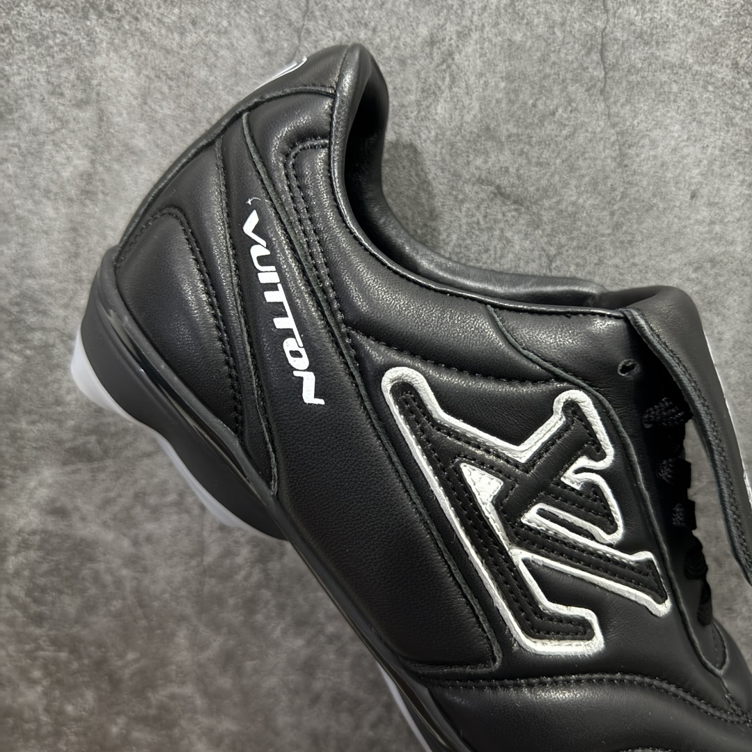 图片[7]-【X1礼盒版】Louis Vuitton 2025 LV Footprint 情侣同款球鞋 市面最新版本 佛山高端品质 第一时间订入zp开发每个拼色的材质都是原版独家定制,与正品一致 做到对版对色大底开模高弹力环保发泡底 模具费都高达几十万 原版头层皮鞋面 压花都是按正品一比一打造开发 不偷半点料 不掺半点假 细节原版一致 可对比 全包套原版包装配件 最新包装大礼盒!! 目前市面一梯队级别 市场太杂请注意混卖版本 可区别材料 版型 质感 包装配件 一切肉眼可见的细节 法国巴黎百年奢侈品牌LV路易威登Louis Vuitton 尺码： 39 40 41 42 43 44 45 46-选品中心