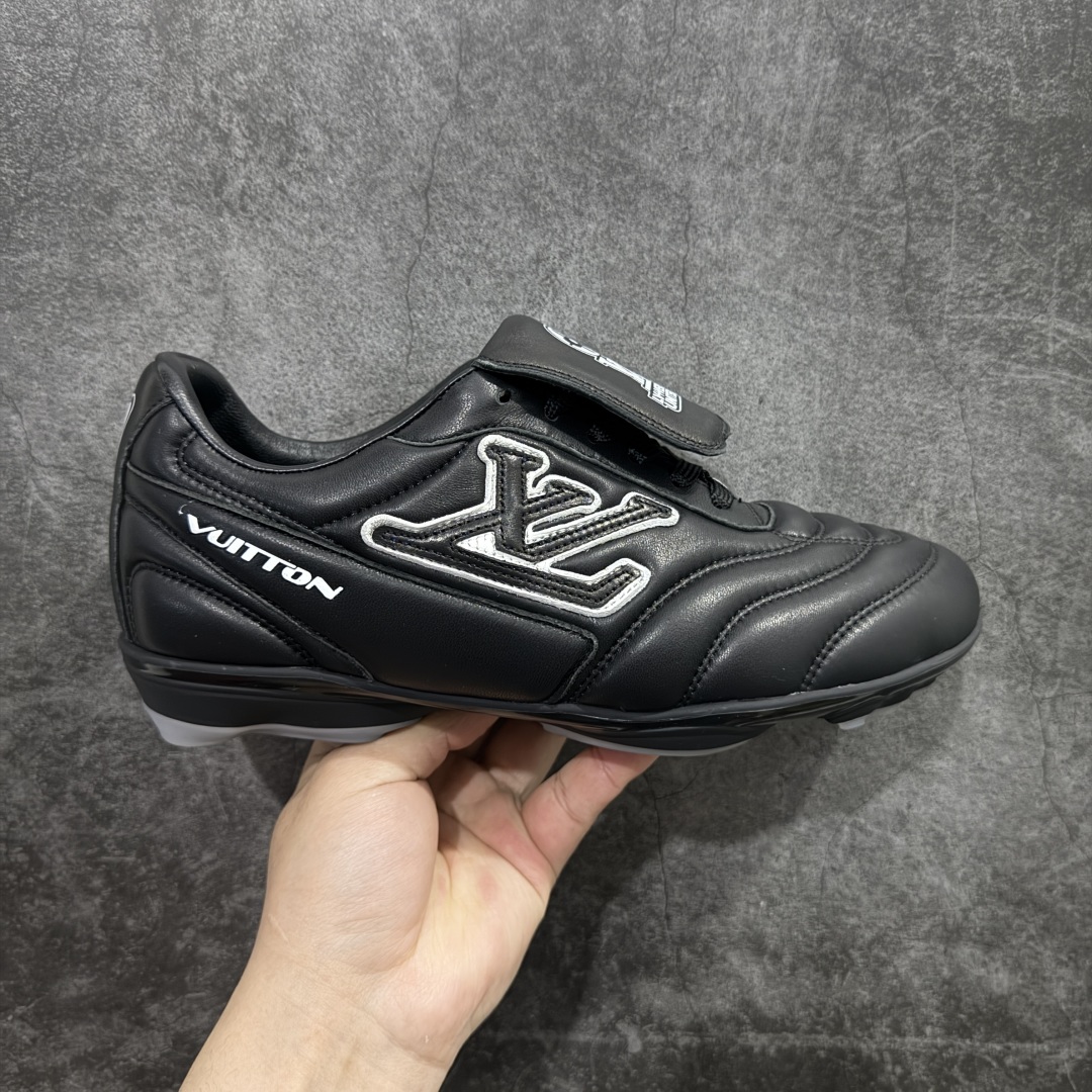 【X1礼盒版】Louis Vuitton 2025 LV Footprint 情侣同款球鞋 市面最新版本 佛山高端品质 第一时间订入zp开发每个拼色的材质都是原版独家定制,与正品一致 做到对版对色大底开模高弹力环保发泡底 模具费都高达几十万 原版头层皮鞋面 压花都是按正品一比一打造开发 不偷半点料 不掺半点假 细节原版一致 可对比 全包套原版包装配件 最新包装大礼盒!! 目前市面一梯队级别 市场太杂请注意混卖版本 可区别材料 版型 质感 包装配件 一切肉眼可见的细节 法国巴黎百年奢侈品牌LV路易威登Louis Vuitton 尺码： 39 40 41 42 43 44 45 46-选品中心