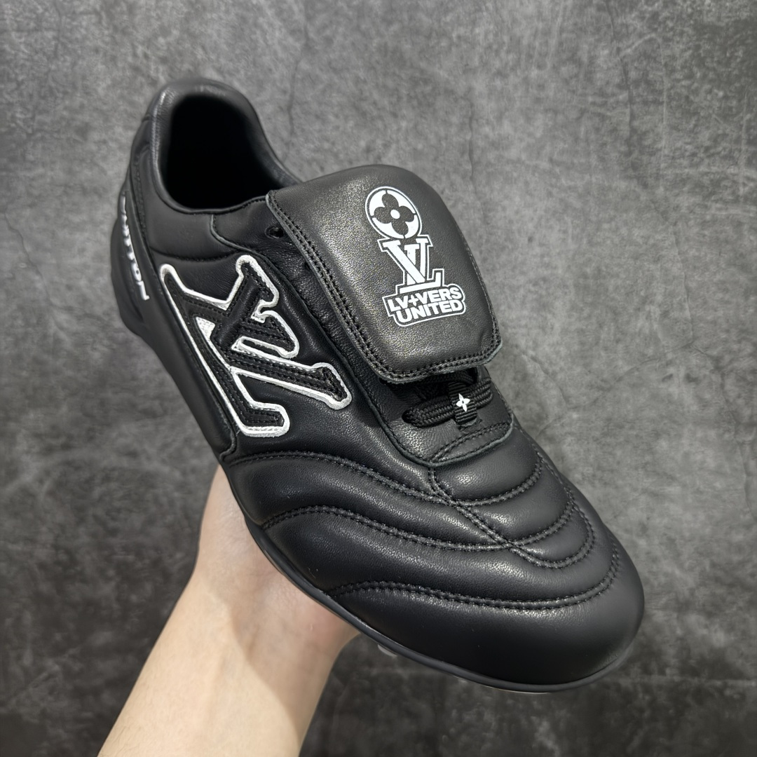 图片[3]-【X1礼盒版】Louis Vuitton 2025 LV Footprint 情侣同款球鞋 市面最新版本 佛山高端品质 第一时间订入zp开发每个拼色的材质都是原版独家定制,与正品一致 做到对版对色大底开模高弹力环保发泡底 模具费都高达几十万 原版头层皮鞋面 压花都是按正品一比一打造开发 不偷半点料 不掺半点假 细节原版一致 可对比 全包套原版包装配件 最新包装大礼盒!! 目前市面一梯队级别 市场太杂请注意混卖版本 可区别材料 版型 质感 包装配件 一切肉眼可见的细节 法国巴黎百年奢侈品牌LV路易威登Louis Vuitton 尺码： 39 40 41 42 43 44 45 46-选品中心