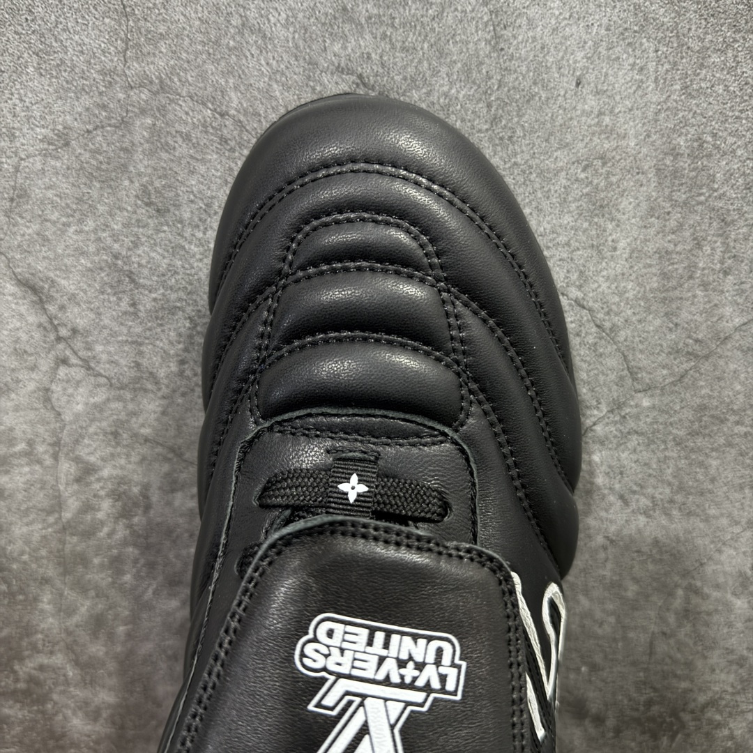 图片[5]-【X1礼盒版】Louis Vuitton 2025 LV Footprint 情侣同款球鞋 市面最新版本 佛山高端品质 第一时间订入zp开发每个拼色的材质都是原版独家定制,与正品一致 做到对版对色大底开模高弹力环保发泡底 模具费都高达几十万 原版头层皮鞋面 压花都是按正品一比一打造开发 不偷半点料 不掺半点假 细节原版一致 可对比 全包套原版包装配件 最新包装大礼盒!! 目前市面一梯队级别 市场太杂请注意混卖版本 可区别材料 版型 质感 包装配件 一切肉眼可见的细节 法国巴黎百年奢侈品牌LV路易威登Louis Vuitton 尺码： 39 40 41 42 43 44 45 46-选品中心