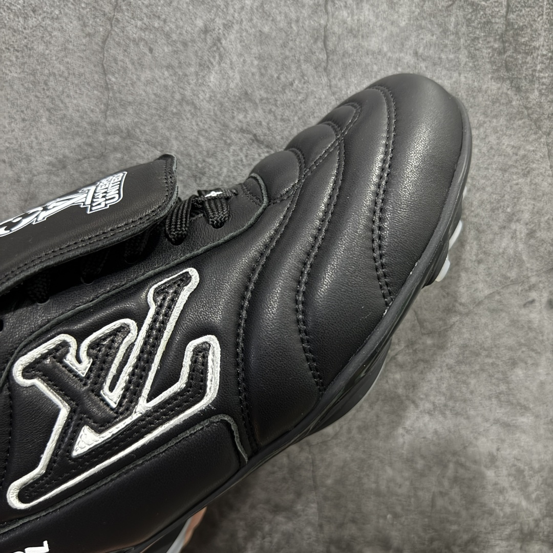 图片[6]-【X1礼盒版】Louis Vuitton 2025 LV Footprint 情侣同款球鞋 市面最新版本 佛山高端品质 第一时间订入zp开发每个拼色的材质都是原版独家定制,与正品一致 做到对版对色大底开模高弹力环保发泡底 模具费都高达几十万 原版头层皮鞋面 压花都是按正品一比一打造开发 不偷半点料 不掺半点假 细节原版一致 可对比 全包套原版包装配件 最新包装大礼盒!! 目前市面一梯队级别 市场太杂请注意混卖版本 可区别材料 版型 质感 包装配件 一切肉眼可见的细节 法国巴黎百年奢侈品牌LV路易威登Louis Vuitton 尺码： 39 40 41 42 43 44 45 46-选品中心