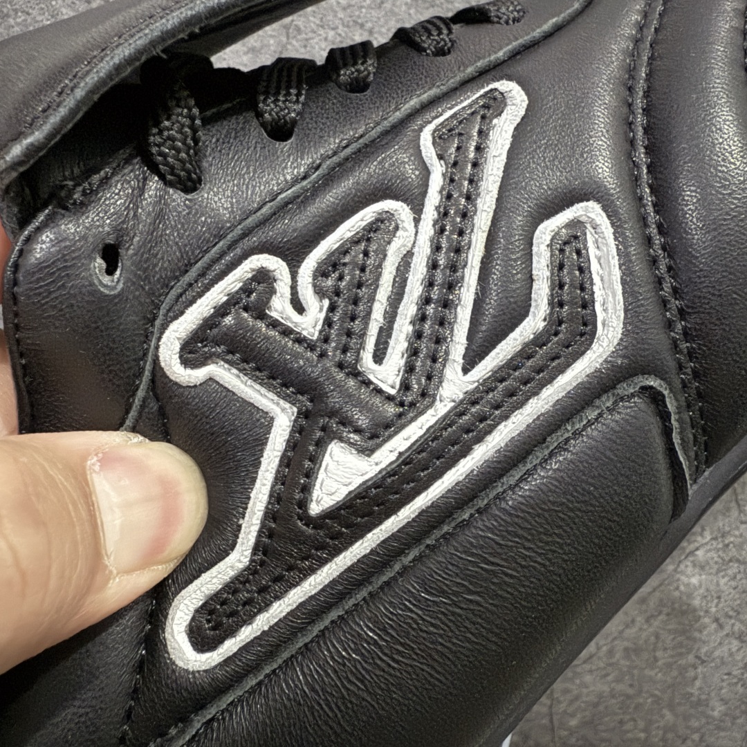 图片[4]-【X1礼盒版】Louis Vuitton 2025 LV Footprint 情侣同款球鞋 市面最新版本 佛山高端品质 第一时间订入zp开发每个拼色的材质都是原版独家定制,与正品一致 做到对版对色大底开模高弹力环保发泡底 模具费都高达几十万 原版头层皮鞋面 压花都是按正品一比一打造开发 不偷半点料 不掺半点假 细节原版一致 可对比 全包套原版包装配件 最新包装大礼盒!! 目前市面一梯队级别 市场太杂请注意混卖版本 可区别材料 版型 质感 包装配件 一切肉眼可见的细节 法国巴黎百年奢侈品牌LV路易威登Louis Vuitton 尺码： 39 40 41 42 43 44 45 46-选品中心