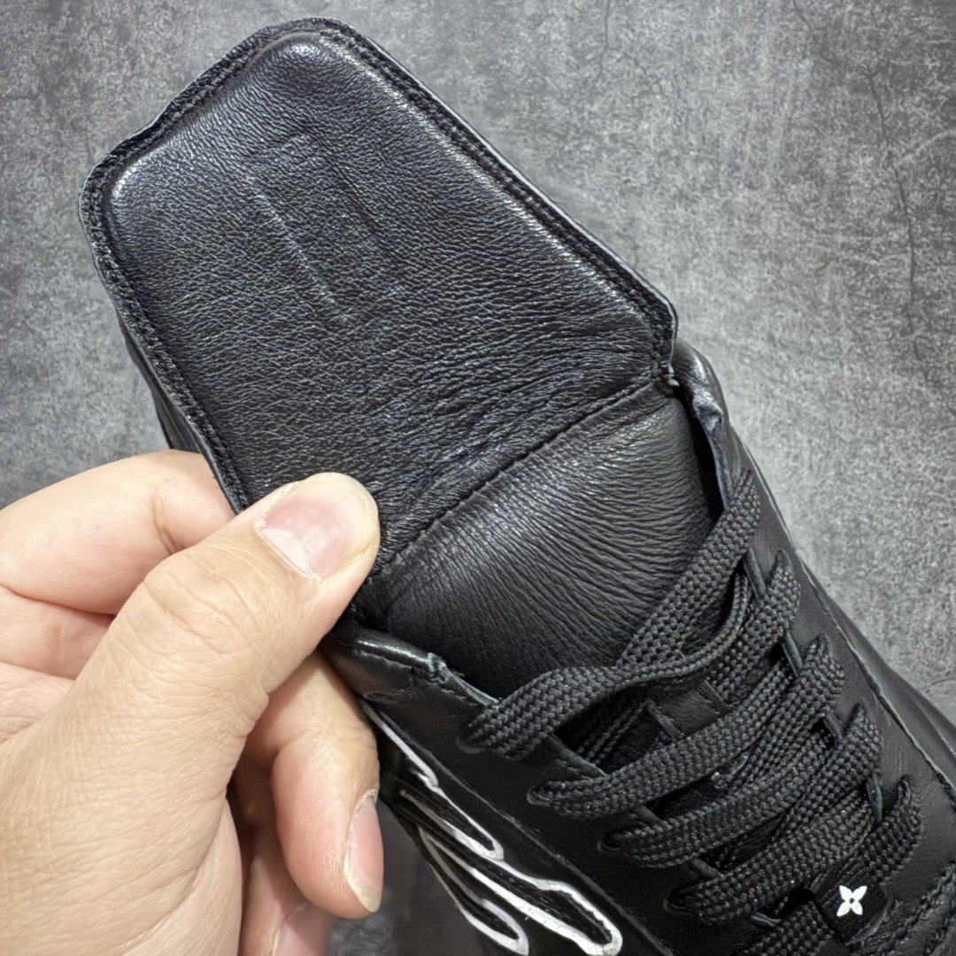 图片[7]-【X1礼盒版】Louis Vuitton 2025 LV Footprint 情侣同款球鞋 市面最新版本 佛山高端品质 第一时间订入zp开发每个拼色的材质都是原版独家定制,与正品一致 做到对版对色大底开模高弹力环保发泡底 模具费都高达几十万 原版头层皮鞋面 压花都是按正品一比一打造开发 不偷半点料 不掺半点假 细节原版一致 可对比 全包套原版包装配件 最新包装大礼盒!! 目前市面一梯队级别 市场太杂请注意混卖版本 可区别材料 版型 质感 包装配件 一切肉眼可见的细节 法国巴黎百年奢侈品牌LV路易威登Louis Vuitton 尺码： 39 40 41 42 43 44 45 46-选品中心