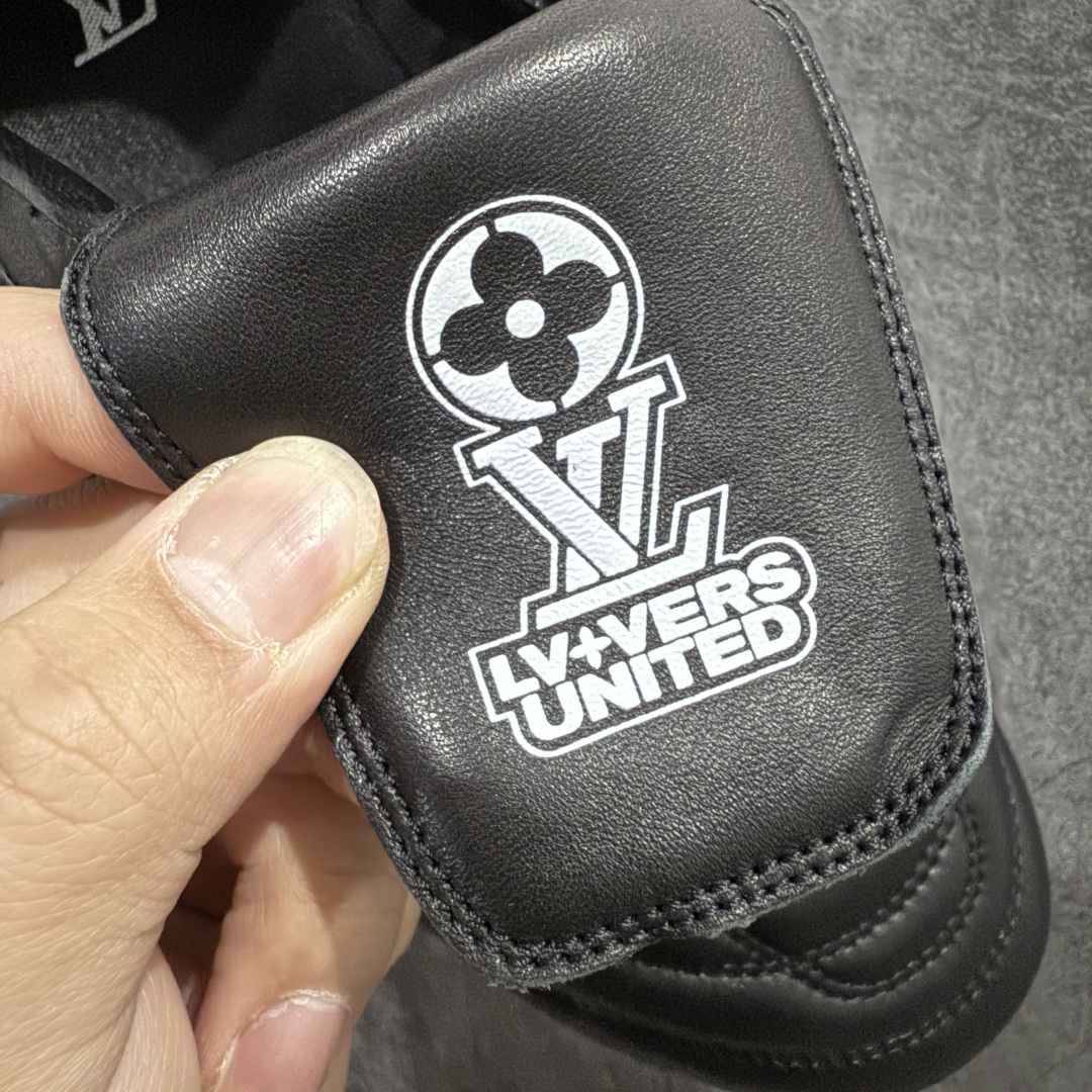 图片[6]-【X1礼盒版】Louis Vuitton 2025 LV Footprint 情侣同款球鞋 市面最新版本 佛山高端品质 第一时间订入zp开发每个拼色的材质都是原版独家定制,与正品一致 做到对版对色大底开模高弹力环保发泡底 模具费都高达几十万 原版头层皮鞋面 压花都是按正品一比一打造开发 不偷半点料 不掺半点假 细节原版一致 可对比 全包套原版包装配件 最新包装大礼盒!! 目前市面一梯队级别 市场太杂请注意混卖版本 可区别材料 版型 质感 包装配件 一切肉眼可见的细节 法国巴黎百年奢侈品牌LV路易威登Louis Vuitton 尺码： 39 40 41 42 43 44 45 46-选品中心