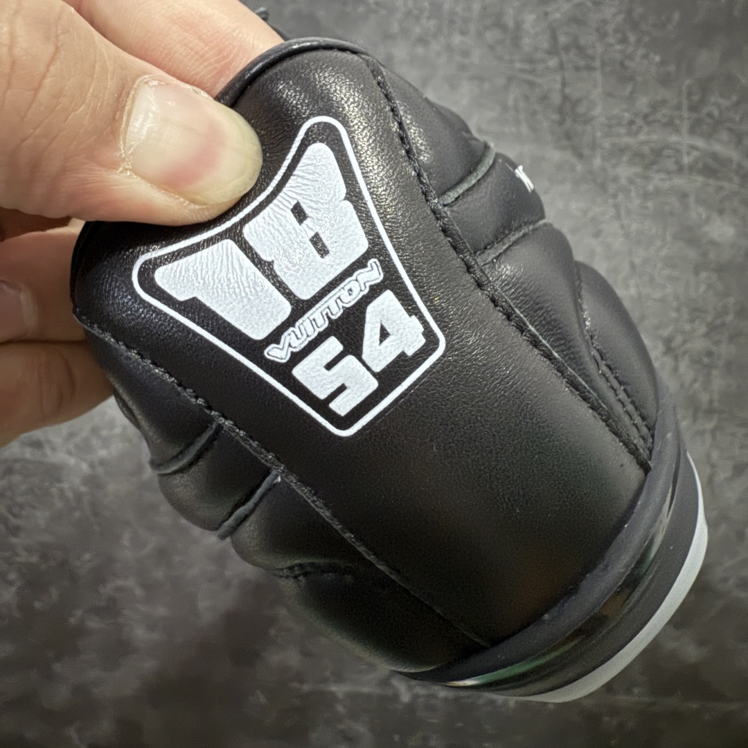 图片[2]-【X1礼盒版】Louis Vuitton 2025 LV Footprint 情侣同款球鞋 市面最新版本 佛山高端品质 第一时间订入zp开发每个拼色的材质都是原版独家定制,与正品一致 做到对版对色大底开模高弹力环保发泡底 模具费都高达几十万 原版头层皮鞋面 压花都是按正品一比一打造开发 不偷半点料 不掺半点假 细节原版一致 可对比 全包套原版包装配件 最新包装大礼盒!! 目前市面一梯队级别 市场太杂请注意混卖版本 可区别材料 版型 质感 包装配件 一切肉眼可见的细节 法国巴黎百年奢侈品牌LV路易威登Louis Vuitton 尺码： 39 40 41 42 43 44 45 46-选品中心