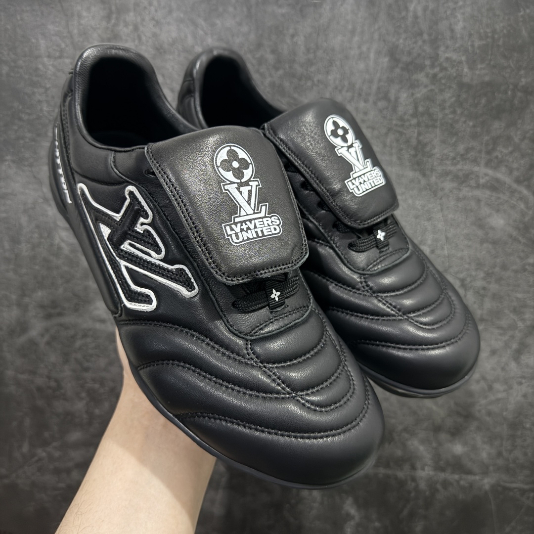 【X1礼盒版】Louis Vuitton 2025 LV Footprint 情侣同款球鞋 市面最新版本 佛山高端品质 第一时间订入zp开发每个拼色的材质都是原版独家定制,与正品一致 做到对版对色大底开模高弹力环保发泡底 模具费都高达几十万 原版头层皮鞋面 压花都是按正品一比一打造开发 不偷半点料 不掺半点假 细节原版一致 可对比 全包套原版包装配件 最新包装大礼盒!! 目前市面一梯队级别 市场太杂请注意混卖版本 可区别材料 版型 质感 包装配件 一切肉眼可见的细节 法国巴黎百年奢侈品牌LV路易威登Louis Vuitton 尺码: 39 40 41 42 43 44 45 46-选品中心