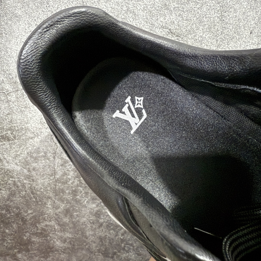 图片[9]-【X1礼盒版】Louis Vuitton 2025 LV Footprint 情侣同款球鞋 市面最新版本 佛山高端品质 第一时间订入zp开发每个拼色的材质都是原版独家定制,与正品一致 做到对版对色大底开模高弹力环保发泡底 模具费都高达几十万 原版头层皮鞋面 压花都是按正品一比一打造开发 不偷半点料 不掺半点假 细节原版一致 可对比 全包套原版包装配件 最新包装大礼盒!! 目前市面一梯队级别 市场太杂请注意混卖版本 可区别材料 版型 质感 包装配件 一切肉眼可见的细节 法国巴黎百年奢侈品牌LV路易威登Louis Vuitton 尺码： 39 40 41 42 43 44 45 46-选品中心