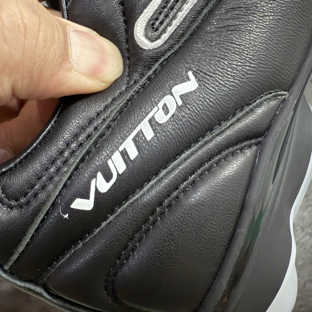 图片[3]-【X1礼盒版】Louis Vuitton 2025 LV Footprint 情侣同款球鞋 市面最新版本 佛山高端品质 第一时间订入zp开发每个拼色的材质都是原版独家定制,与正品一致 做到对版对色大底开模高弹力环保发泡底 模具费都高达几十万 原版头层皮鞋面 压花都是按正品一比一打造开发 不偷半点料 不掺半点假 细节原版一致 可对比 全包套原版包装配件 最新包装大礼盒!! 目前市面一梯队级别 市场太杂请注意混卖版本 可区别材料 版型 质感 包装配件 一切肉眼可见的细节 法国巴黎百年奢侈品牌LV路易威登Louis Vuitton 尺码： 39 40 41 42 43 44 45 46-选品中心