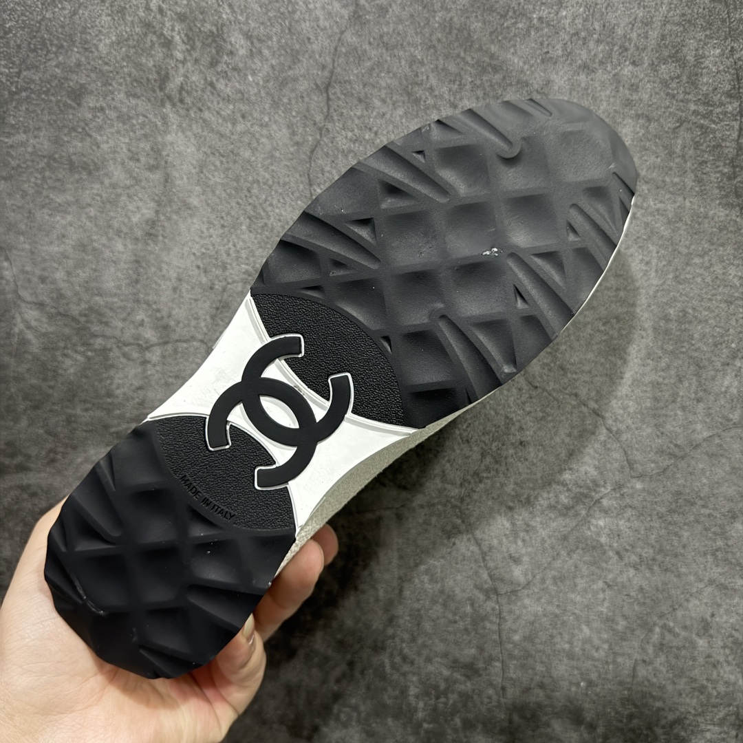 图片[9]-【纯原礼盒版】CHANEL 2025C新款早春度假款 采用最新礼盒包装 花纹礼盒包装👏 海外购入原版1-1复刻 【采用进口牛皮➕牛筋TPUD大底增高4CM】 一双舒适的鞋子能给自己减少脚下的劳累 新款Very 百搭 不管是日常穿搭 姐妹聚会 职场通勤 户外运动及各种场合都是可以轻松驾驭 显腿直、修饰脚型、舒服舒适不磨脚、透气性很好、夏天也可以穿、穿上气质拉满上班族也能轻松拥有 尺码： 35 36 37 38 39 40-选品中心