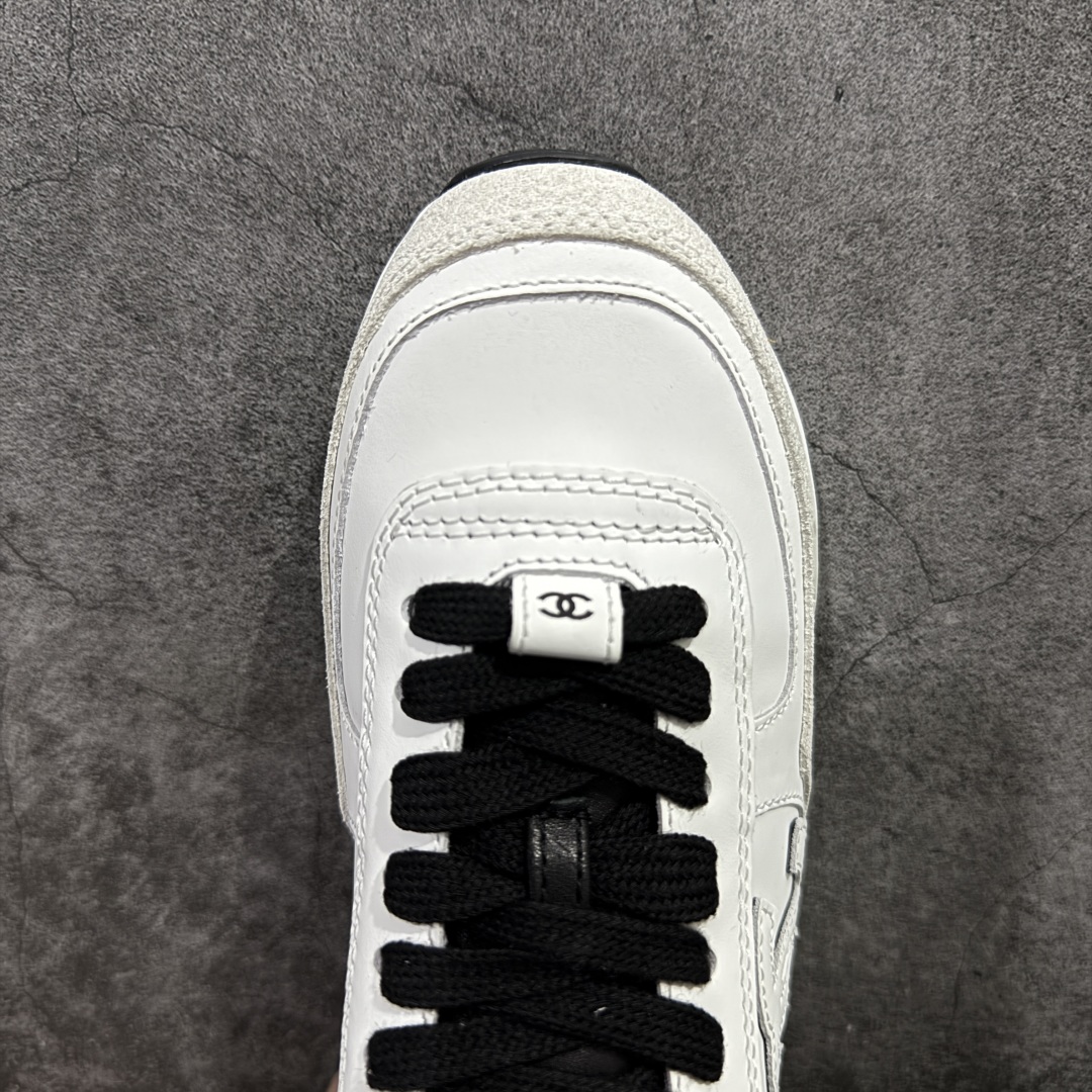 图片[5]-【纯原礼盒版】CHANEL 2025C新款早春度假款 采用最新礼盒包装 花纹礼盒包装👏 海外购入原版1-1复刻 【采用进口牛皮➕牛筋TPUD大底增高4CM】 一双舒适的鞋子能给自己减少脚下的劳累 新款Very 百搭 不管是日常穿搭 姐妹聚会 职场通勤 户外运动及各种场合都是可以轻松驾驭 显腿直、修饰脚型、舒服舒适不磨脚、透气性很好、夏天也可以穿、穿上气质拉满上班族也能轻松拥有 尺码： 35 36 37 38 39 40-选品中心