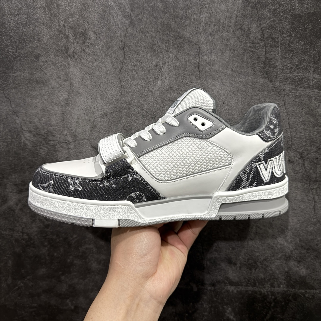 图片[2]-【莞产LG纯原版】 LV Trainer系列高奢运动鞋 新款芯片顶级 潮人必备单品 同步ZP官网空胶工艺 鞋舌、挂饰均镶嵌NFC芯片感应装置 正确胶片断点式设计 中底正确还原原版油印字母比例 1：1原楦格板、楦头、刀磨全新升级！ 独家订制顶级压纹麂皮 原版开模TPU大底 质感原版一致 垫脚聚米微料加透气英伦网布 披靡市场任何版本！细节完美呈现！ 代购指定版本 全新升级最新双盒包装 扫码秒进官网！ 全套包装配件同比原版 尺码： 35-45-选品中心