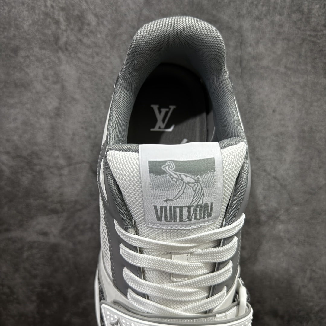 图片[8]-【莞产LG纯原版】 LV Trainer系列高奢运动鞋 新款芯片顶级 潮人必备单品 同步ZP官网空胶工艺 鞋舌、挂饰均镶嵌NFC芯片感应装置 正确胶片断点式设计 中底正确还原原版油印字母比例 1：1原楦格板、楦头、刀磨全新升级！ 独家订制顶级压纹麂皮 原版开模TPU大底 质感原版一致 垫脚聚米微料加透气英伦网布 披靡市场任何版本！细节完美呈现！ 代购指定版本 全新升级最新双盒包装 扫码秒进官网！ 全套包装配件同比原版 尺码： 35-45-选品中心
