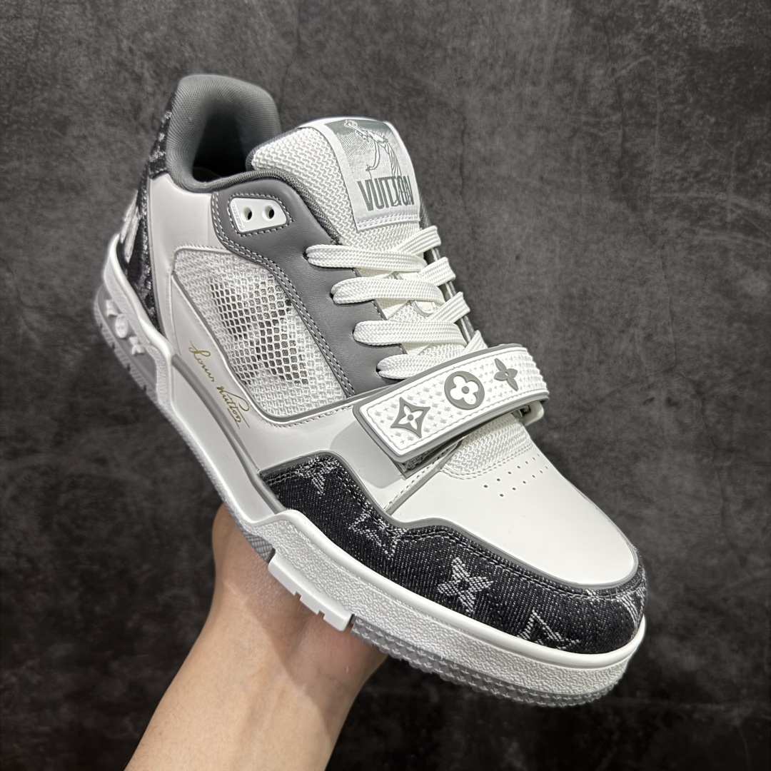 图片[3]-【莞产LG纯原版】 LV Trainer系列高奢运动鞋 新款芯片顶级 潮人必备单品 同步ZP官网空胶工艺 鞋舌、挂饰均镶嵌NFC芯片感应装置 正确胶片断点式设计 中底正确还原原版油印字母比例 1：1原楦格板、楦头、刀磨全新升级！ 独家订制顶级压纹麂皮 原版开模TPU大底 质感原版一致 垫脚聚米微料加透气英伦网布 披靡市场任何版本！细节完美呈现！ 代购指定版本 全新升级最新双盒包装 扫码秒进官网！ 全套包装配件同比原版 尺码： 35-45-选品中心