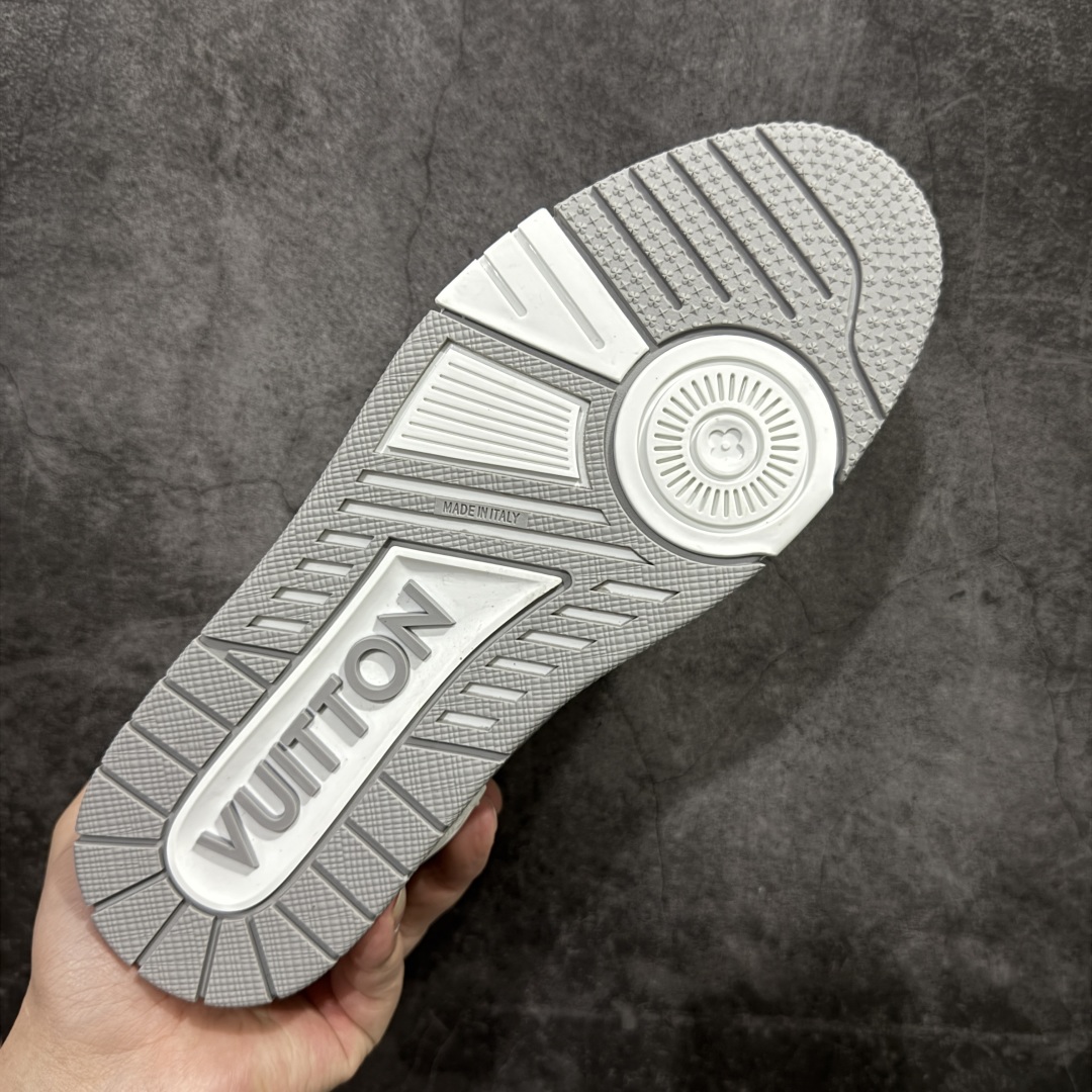 图片[9]-【莞产LG纯原版】 LV Trainer系列高奢运动鞋 新款芯片顶级 潮人必备单品 同步ZP官网空胶工艺 鞋舌、挂饰均镶嵌NFC芯片感应装置 正确胶片断点式设计 中底正确还原原版油印字母比例 1：1原楦格板、楦头、刀磨全新升级！ 独家订制顶级压纹麂皮 原版开模TPU大底 质感原版一致 垫脚聚米微料加透气英伦网布 披靡市场任何版本！细节完美呈现！ 代购指定版本 全新升级最新双盒包装 扫码秒进官网！ 全套包装配件同比原版 尺码： 35-45-选品中心