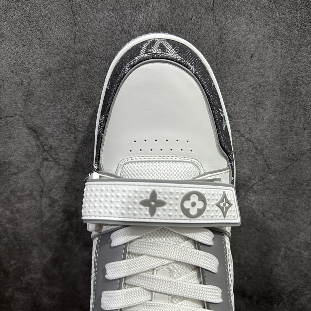 图片[5]-【莞产LG纯原版】 LV Trainer系列高奢运动鞋 新款芯片顶级 潮人必备单品 同步ZP官网空胶工艺 鞋舌、挂饰均镶嵌NFC芯片感应装置 正确胶片断点式设计 中底正确还原原版油印字母比例 1：1原楦格板、楦头、刀磨全新升级！ 独家订制顶级压纹麂皮 原版开模TPU大底 质感原版一致 垫脚聚米微料加透气英伦网布 披靡市场任何版本！细节完美呈现！ 代购指定版本 全新升级最新双盒包装 扫码秒进官网！ 全套包装配件同比原版 尺码： 35-45-选品中心