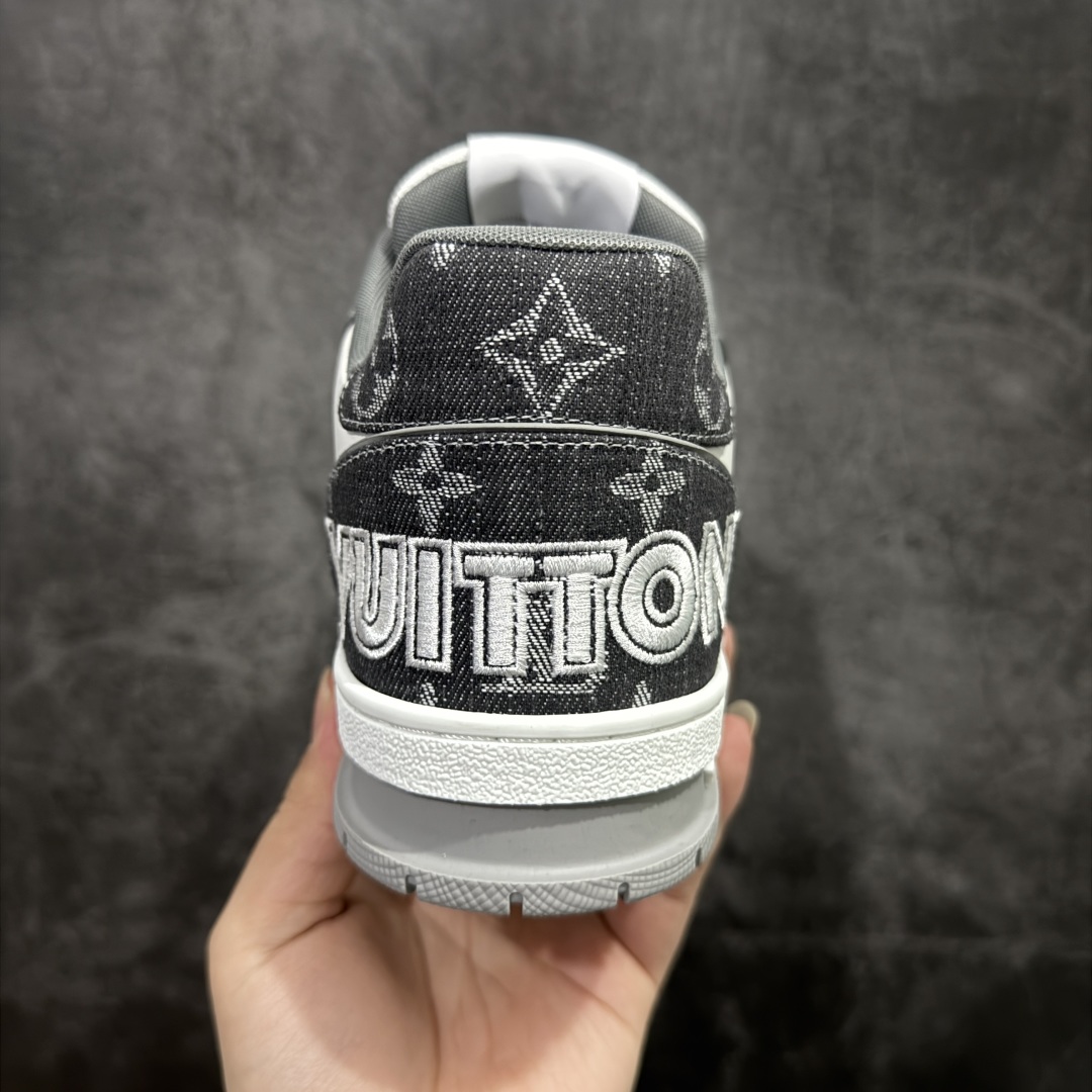 图片[4]-【莞产LG纯原版】 LV Trainer系列高奢运动鞋 新款芯片顶级 潮人必备单品 同步ZP官网空胶工艺 鞋舌、挂饰均镶嵌NFC芯片感应装置 正确胶片断点式设计 中底正确还原原版油印字母比例 1：1原楦格板、楦头、刀磨全新升级！ 独家订制顶级压纹麂皮 原版开模TPU大底 质感原版一致 垫脚聚米微料加透气英伦网布 披靡市场任何版本！细节完美呈现！ 代购指定版本 全新升级最新双盒包装 扫码秒进官网！ 全套包装配件同比原版 尺码： 35-45-选品中心