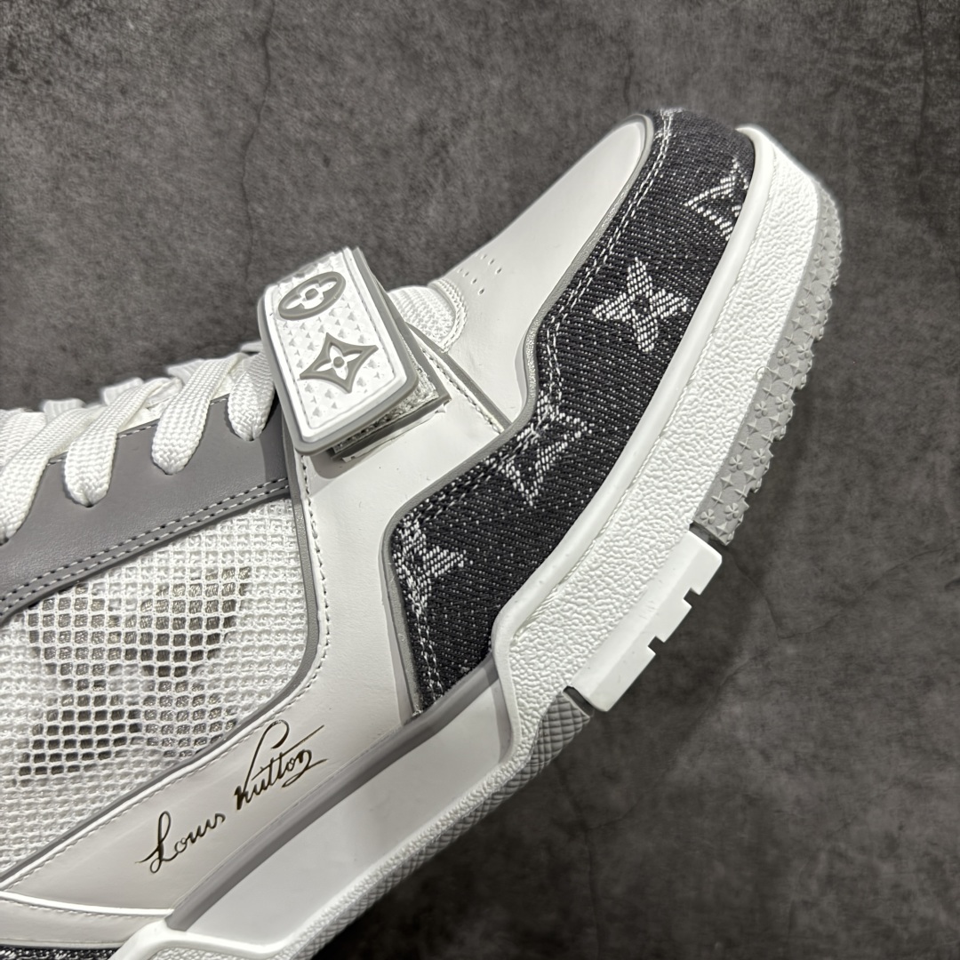 图片[6]-【莞产LG纯原版】 LV Trainer系列高奢运动鞋 新款芯片顶级 潮人必备单品 同步ZP官网空胶工艺 鞋舌、挂饰均镶嵌NFC芯片感应装置 正确胶片断点式设计 中底正确还原原版油印字母比例 1：1原楦格板、楦头、刀磨全新升级！ 独家订制顶级压纹麂皮 原版开模TPU大底 质感原版一致 垫脚聚米微料加透气英伦网布 披靡市场任何版本！细节完美呈现！ 代购指定版本 全新升级最新双盒包装 扫码秒进官网！ 全套包装配件同比原版 尺码： 35-45-选品中心