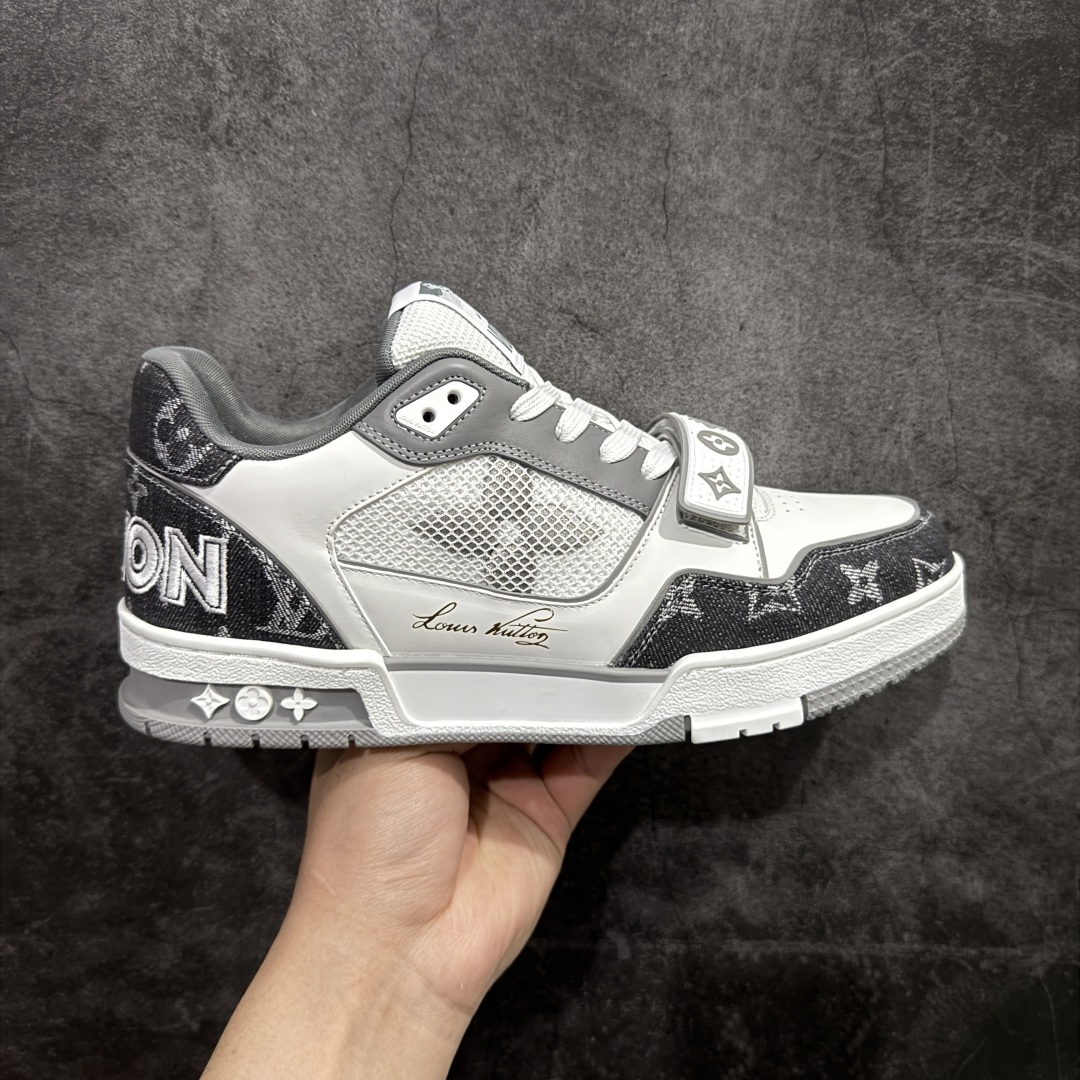 【莞产LG纯原版】 LV Trainer系列高奢运动鞋 新款芯片顶级 潮人必备单品 同步ZP官网空胶工艺 鞋舌、挂饰均镶嵌NFC芯片感应装置 正确胶片断点式设计 中底正确还原原版油印字母比例 1：1原楦格板、楦头、刀磨全新升级！ 独家订制顶级压纹麂皮 原版开模TPU大底 质感原版一致 垫脚聚米微料加透气英伦网布 披靡市场任何版本！细节完美呈现！ 代购指定版本 全新升级最新双盒包装 扫码秒进官网！ 全套包装配件同比原版 尺码： 35-45-选品中心