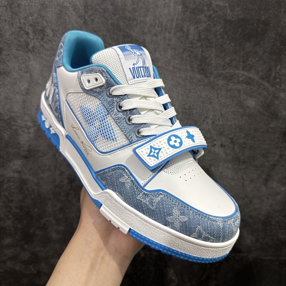 图片[3]-【莞产LG纯原版】 LV Trainer系列高奢运动鞋 新款芯片顶级 潮人必备单品 同步ZP官网空胶工艺 鞋舌、挂饰均镶嵌NFC芯片感应装置 正确胶片断点式设计 中底正确还原原版油印字母比例 1：1原楦格板、楦头、刀磨全新升级！ 独家订制顶级压纹麂皮 原版开模TPU大底 质感原版一致 垫脚聚米微料加透气英伦网布 披靡市场任何版本！细节完美呈现！ 代购指定版本 全新升级最新双盒包装 扫码秒进官网！ 全套包装配件同比原版 尺码： 35-45-选品中心