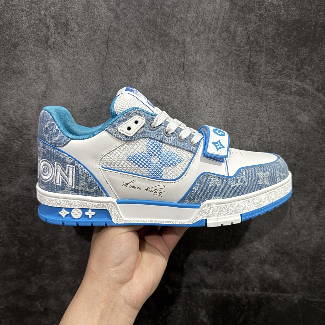 【莞产LG纯原版】 LV Trainer系列高奢运动鞋 新款芯片顶级 潮人必备单品 同步ZP官网空胶工艺 鞋舌、挂饰均镶嵌NFC芯片感应装置 正确胶片断点式设计 中底正确还原原版油印字母比例 1:1原楦格板、楦头、刀磨全新升级! 独家订制顶级压纹麂皮 原版开模TPU大底 质感原版一致 垫脚聚米微料加透气英伦网布 披靡市场任何版本!细节完美呈现! 代购指定版本 全新升级最新双盒包装 扫码秒进官网! 全套包装配件同比原版 尺码: 35-45-选品中心